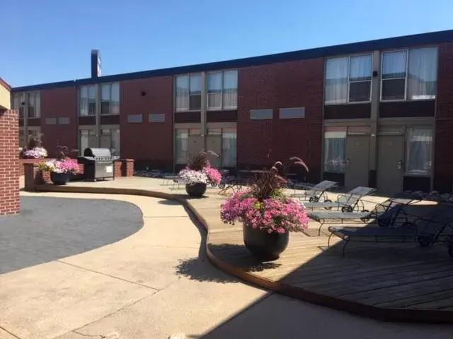 Patio, Property Building in Boarders Inn & Suites by Cobblestone Hotels - Grand Island