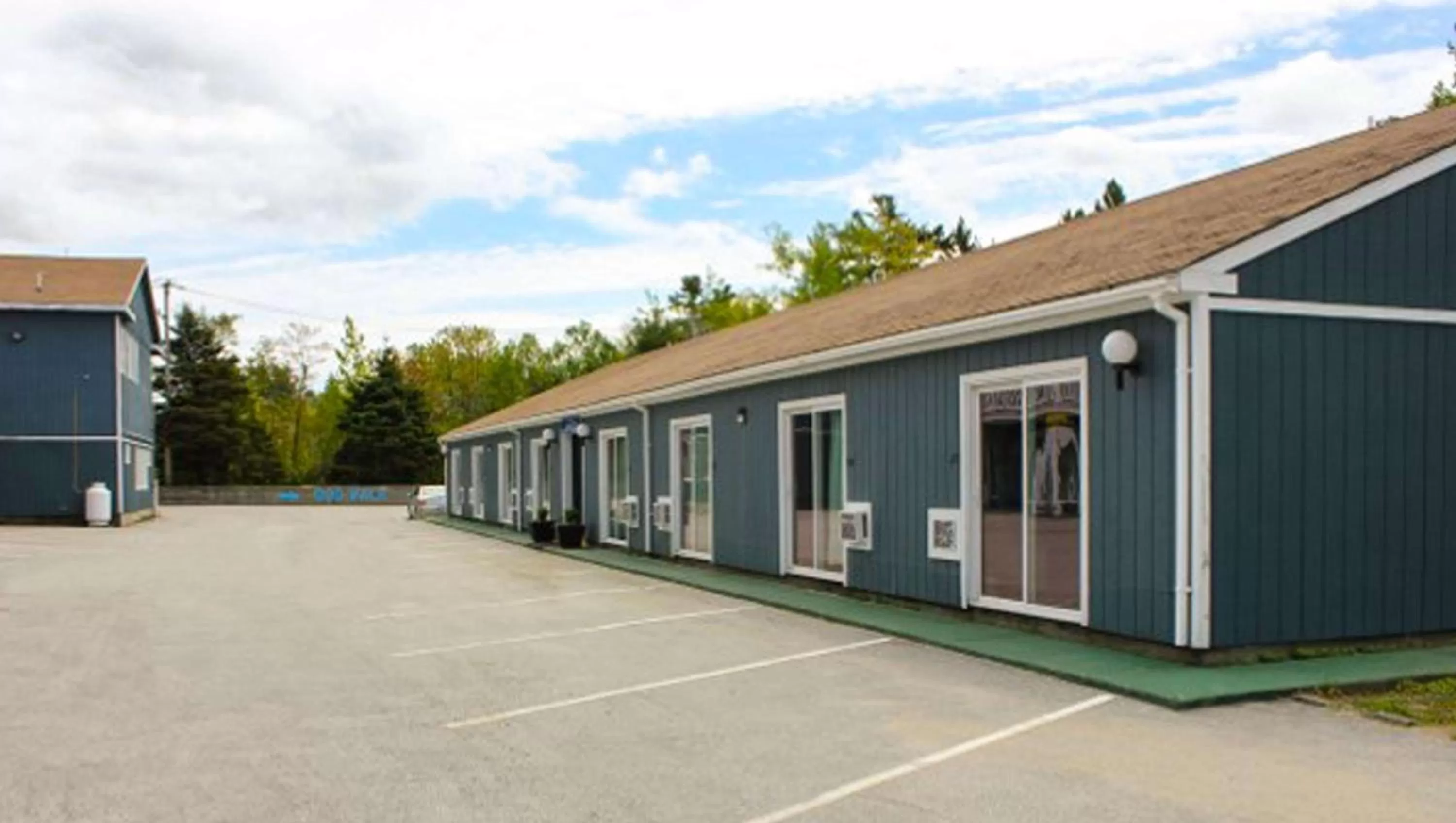 Property building in Colonial Inn Ellsworth