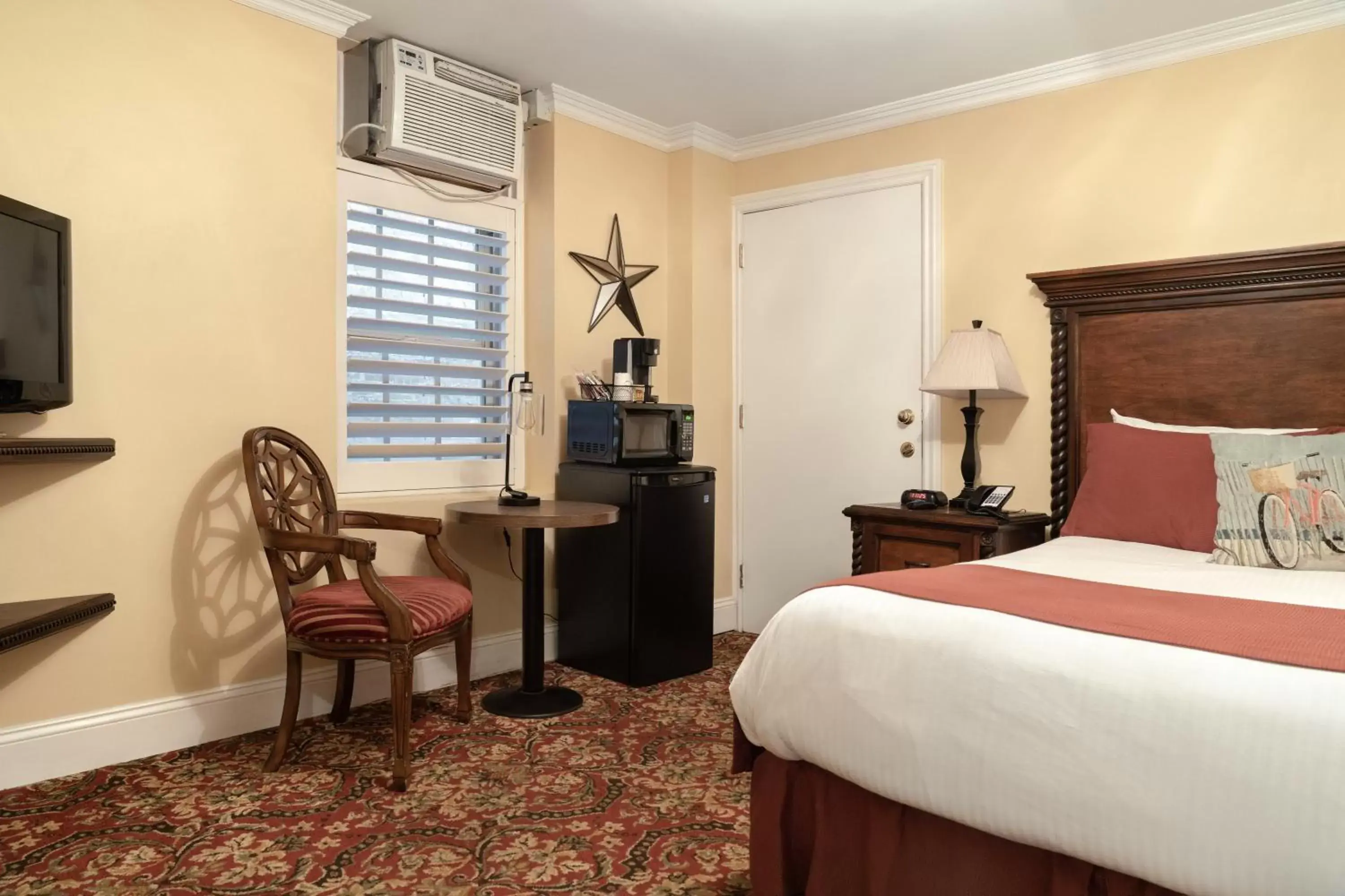 Bedroom, Bed in Historic Sonora Inn