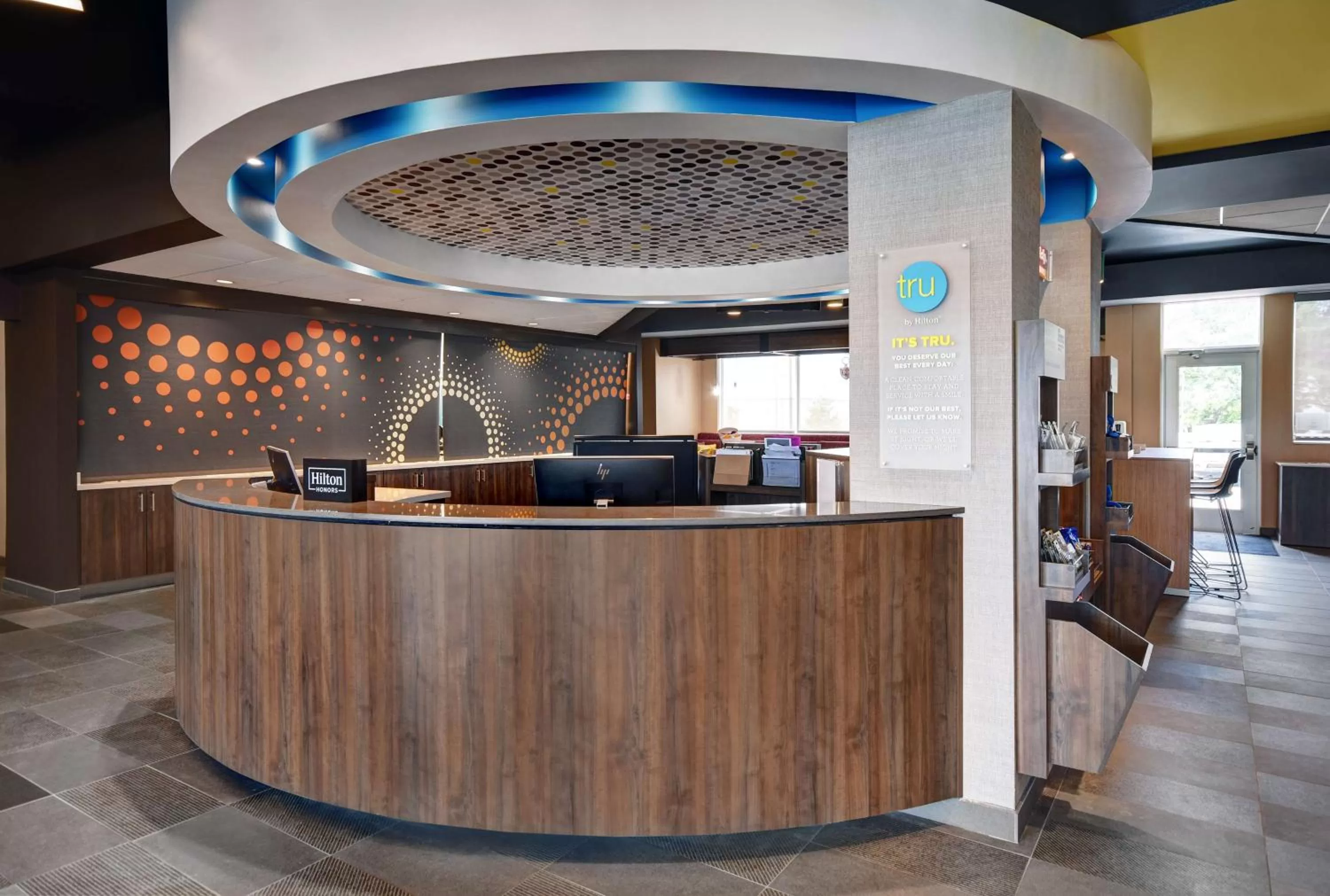 Lobby or reception in Tru By Hilton Gaylord, Mi
