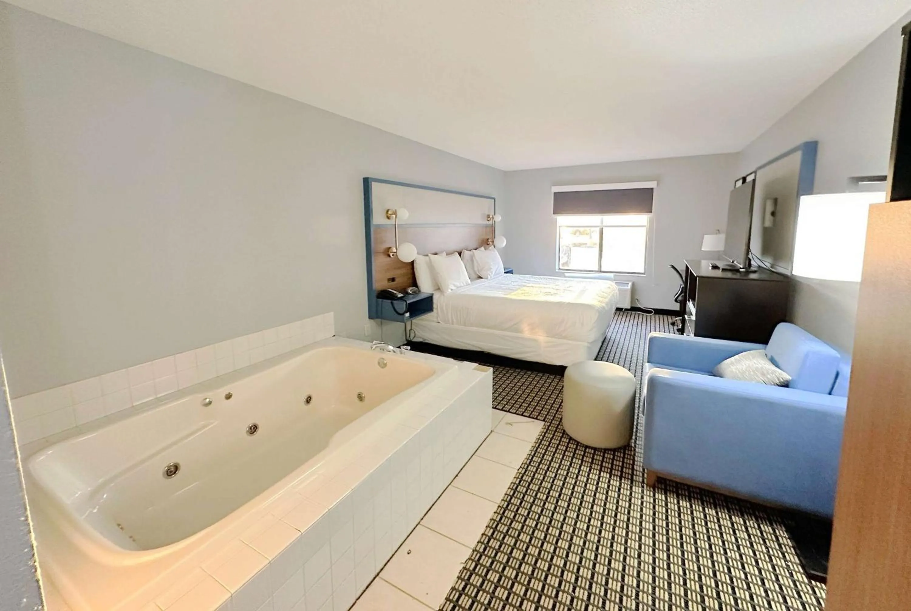 Photo of the whole room, Bed in Quality Inn Reedsburg