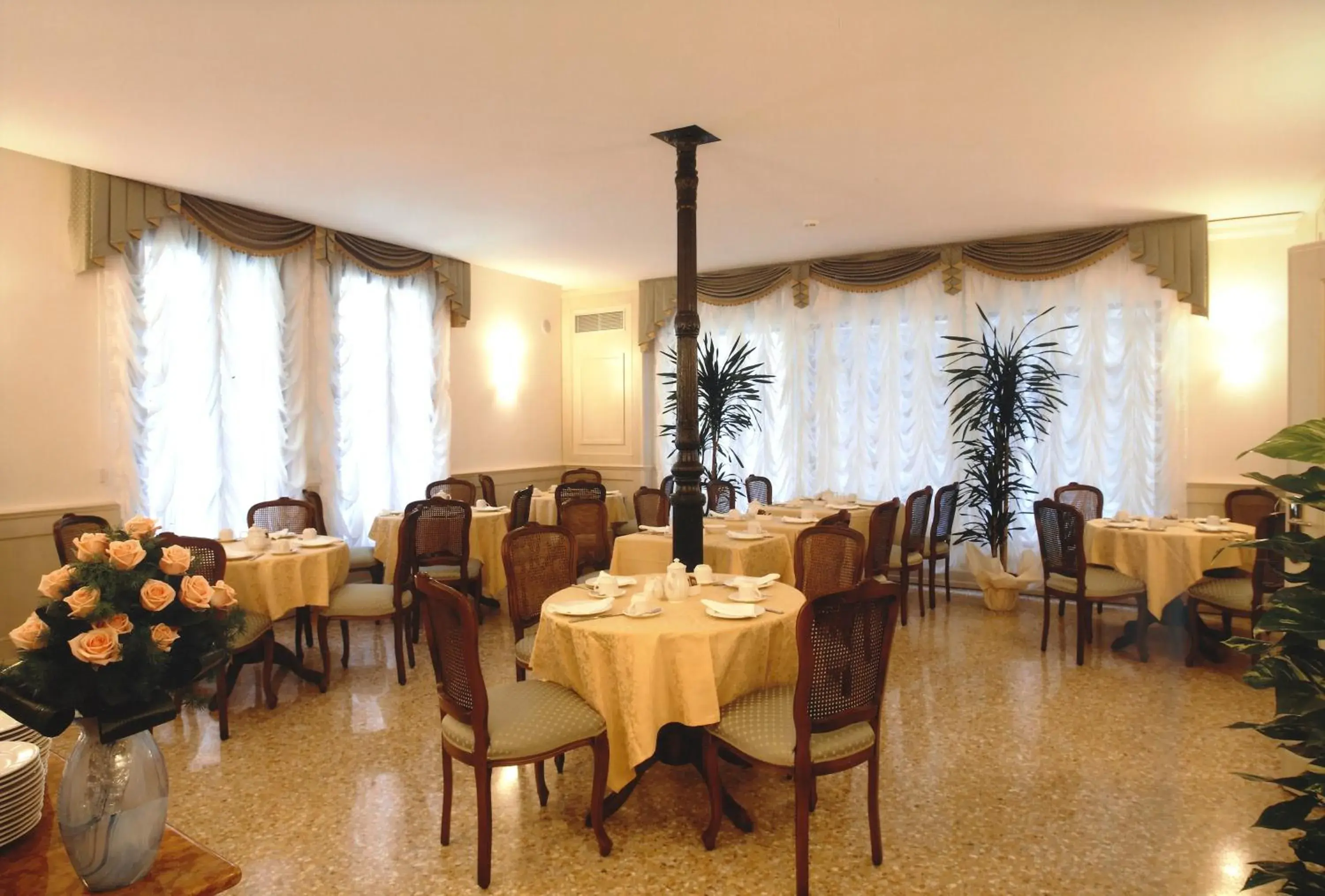 Restaurant/places to eat in Hotel Bella Venezia Restaurant/places to eat in Hotel Bella Venezia