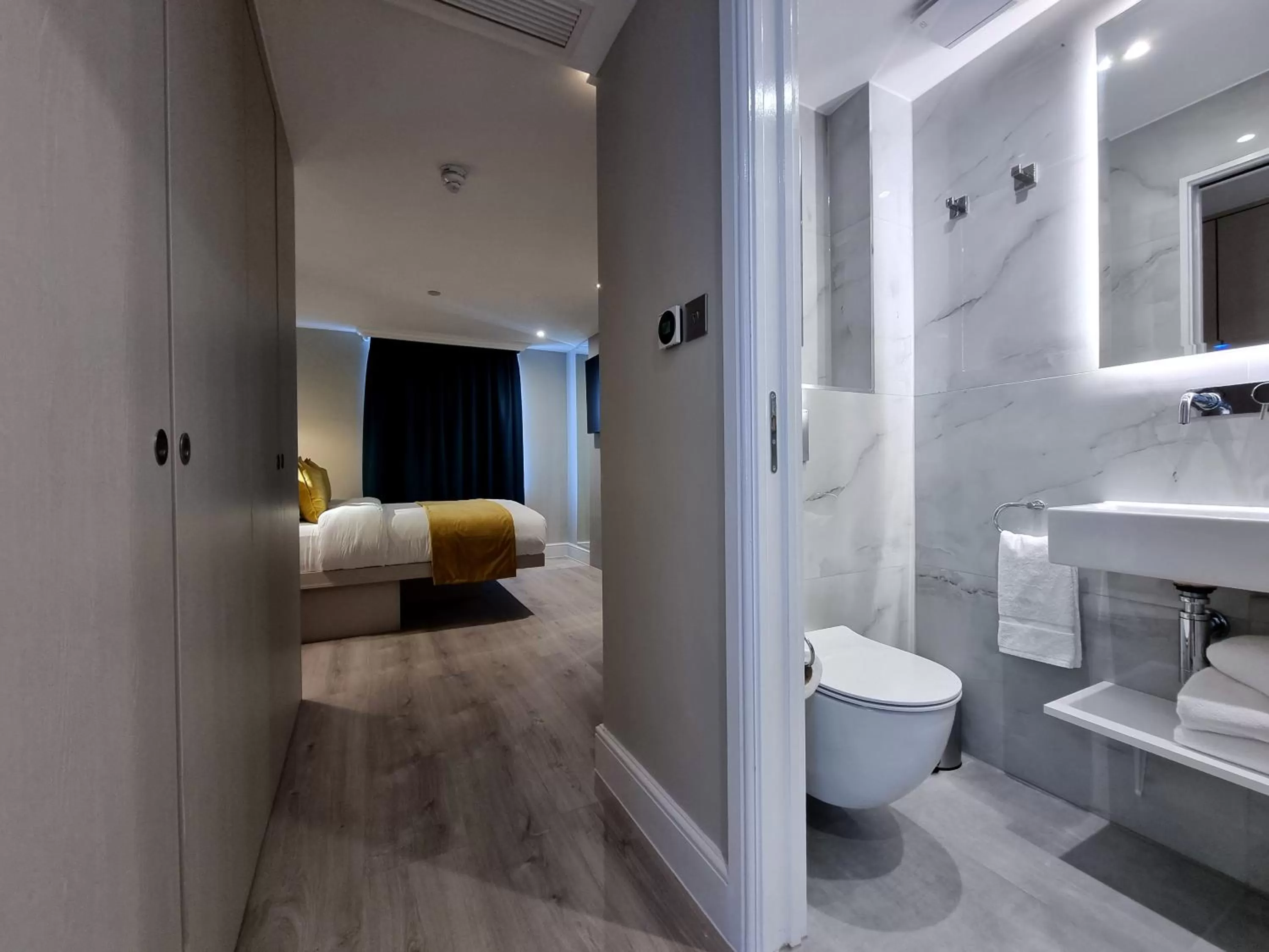 Photo of the whole room, Bed in NOX Kensington Gardens