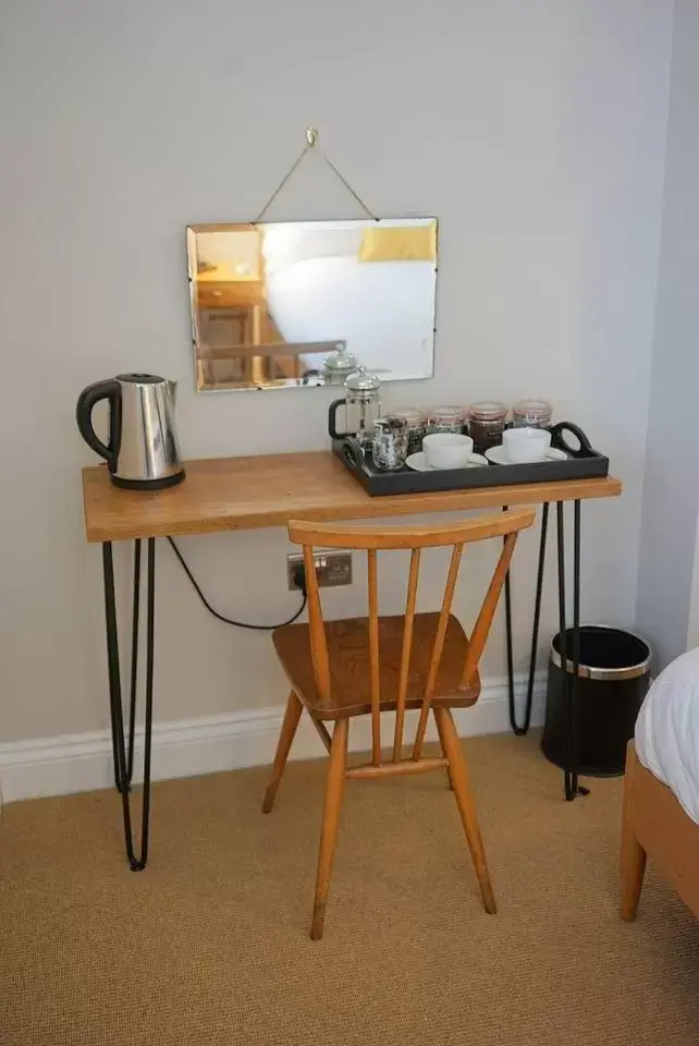 Coffee/tea facilities, TV/Entertainment Center in The Alma Taverns Boutique Suites - Room 3 - Hopewell