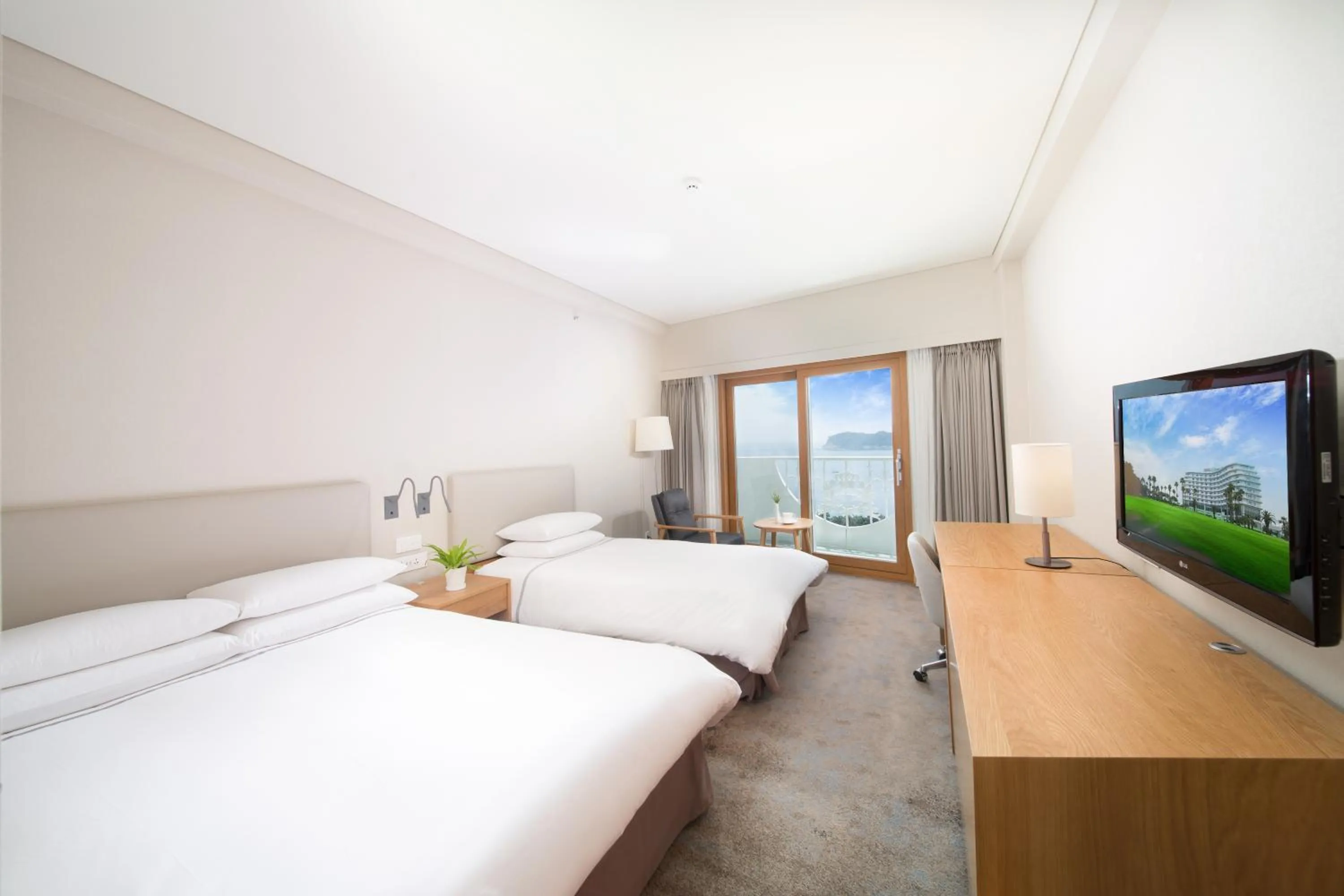 Bedroom, Bed in Seogwipo KAL Hotel