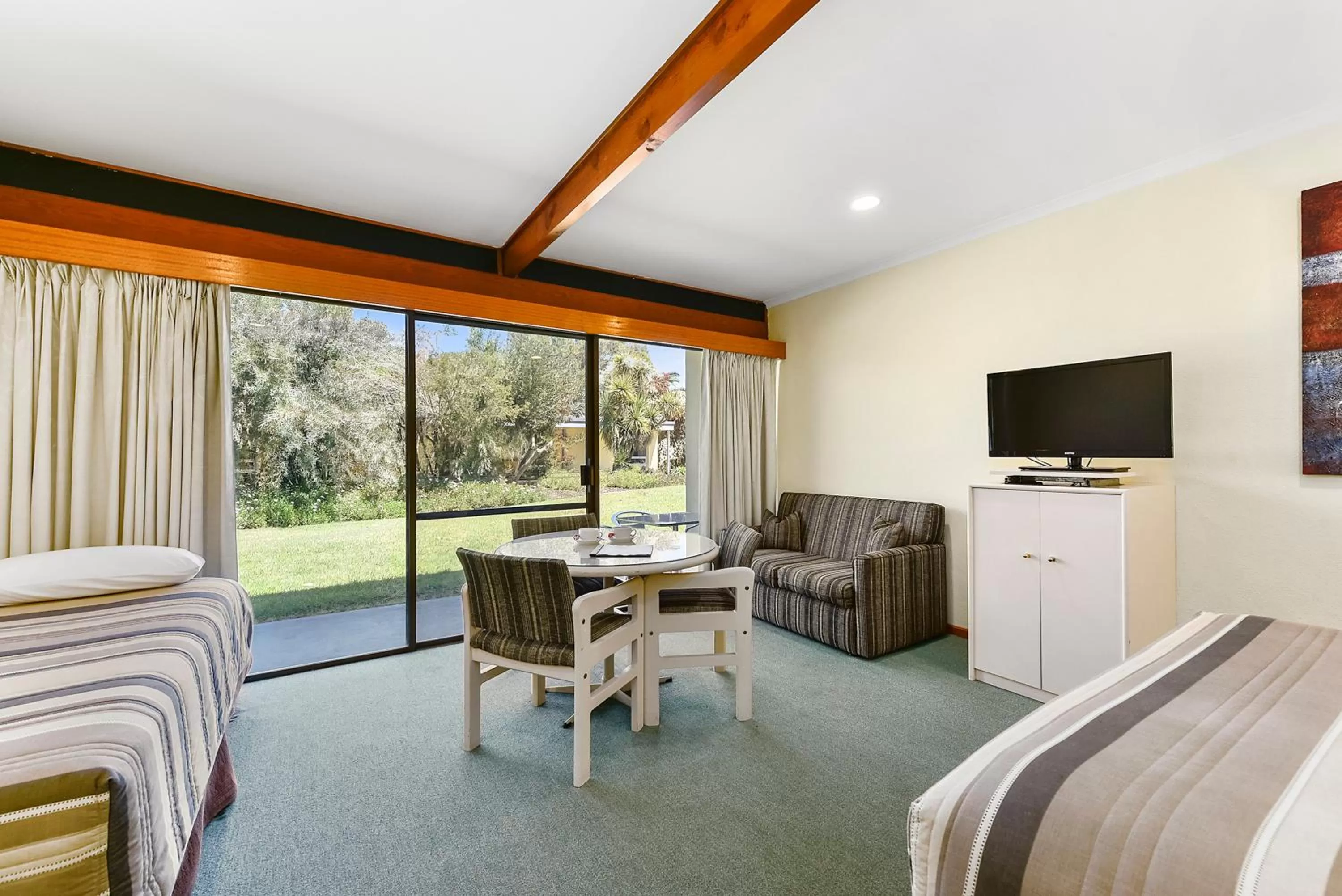 Photo of the whole room, Bed in William Macintosh Motor Lodge