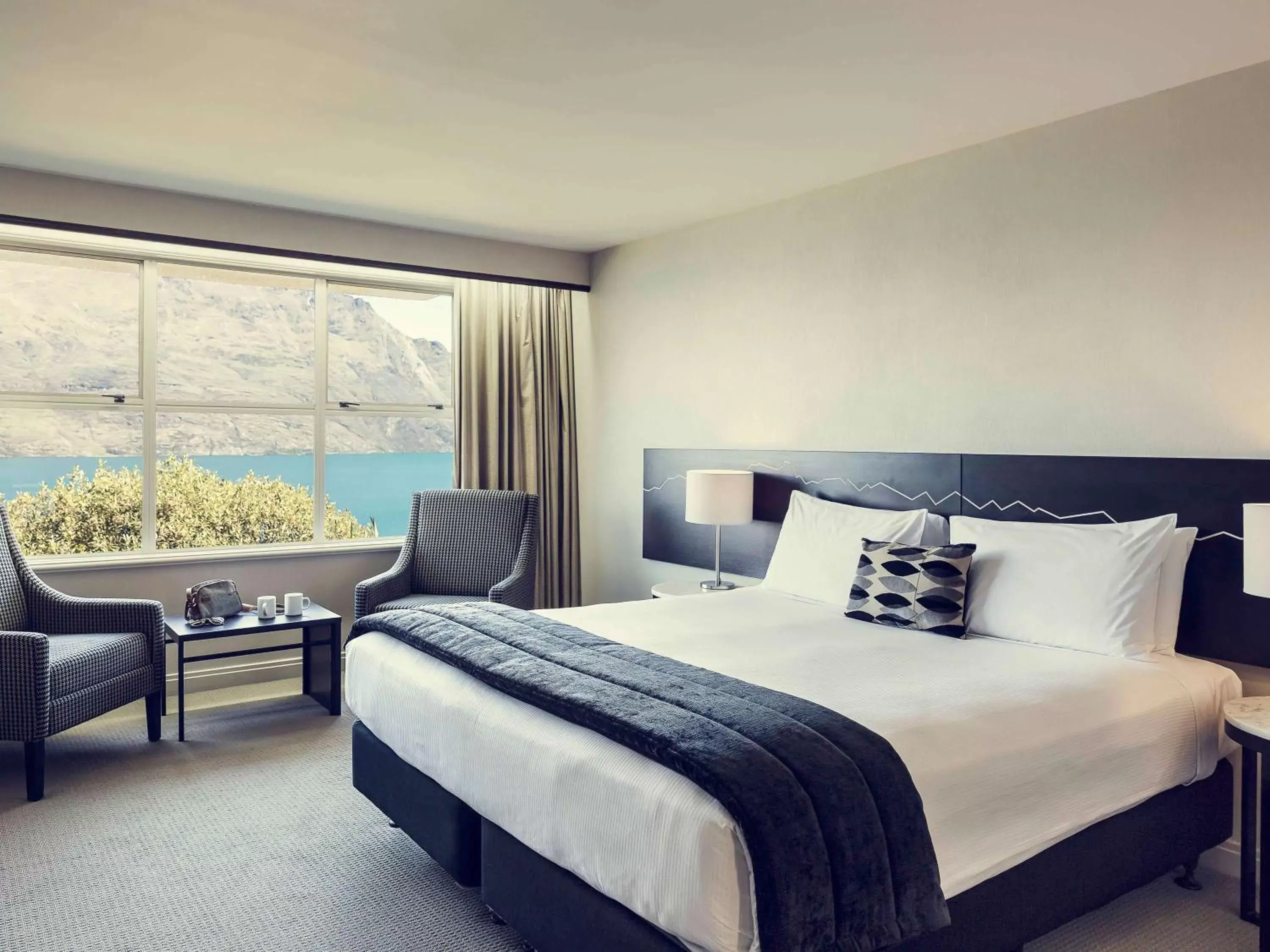 Photo of the whole room, Bed in Mercure Queenstown Resort
