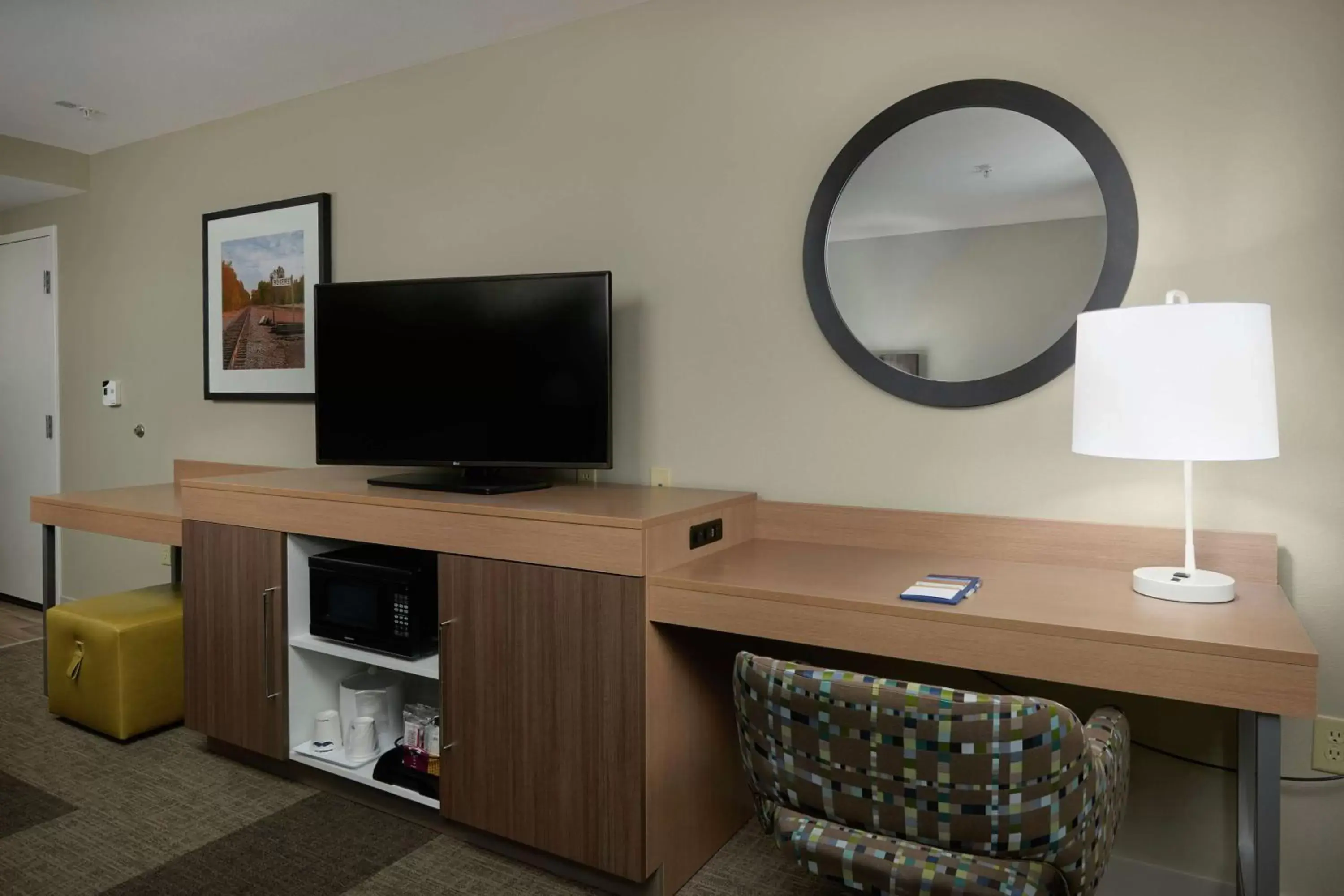 Bedroom, TV/Entertainment Center in Hampton Inn & Suites Rogers