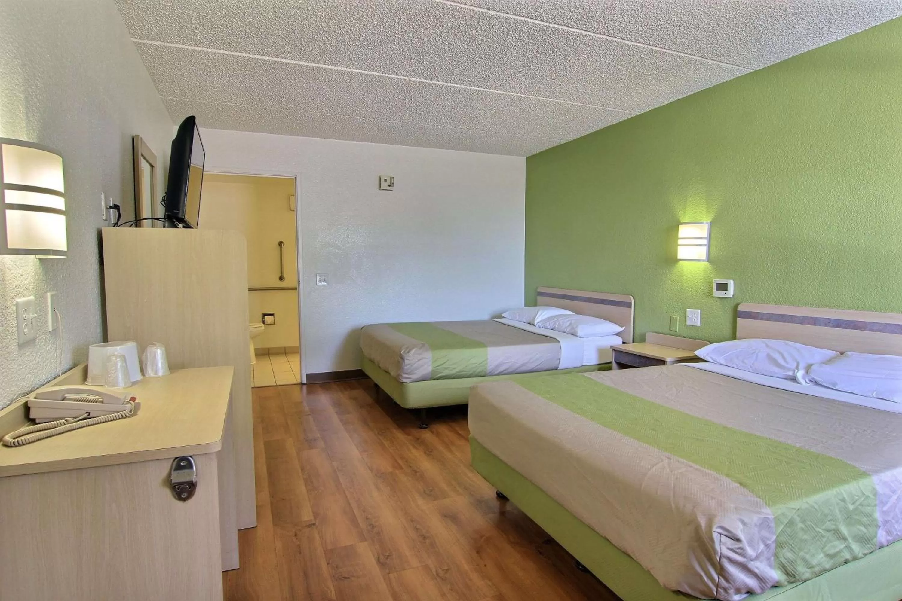 TV and multimedia, Bed in Motel 6 Austin, TX - Central Downtown UT