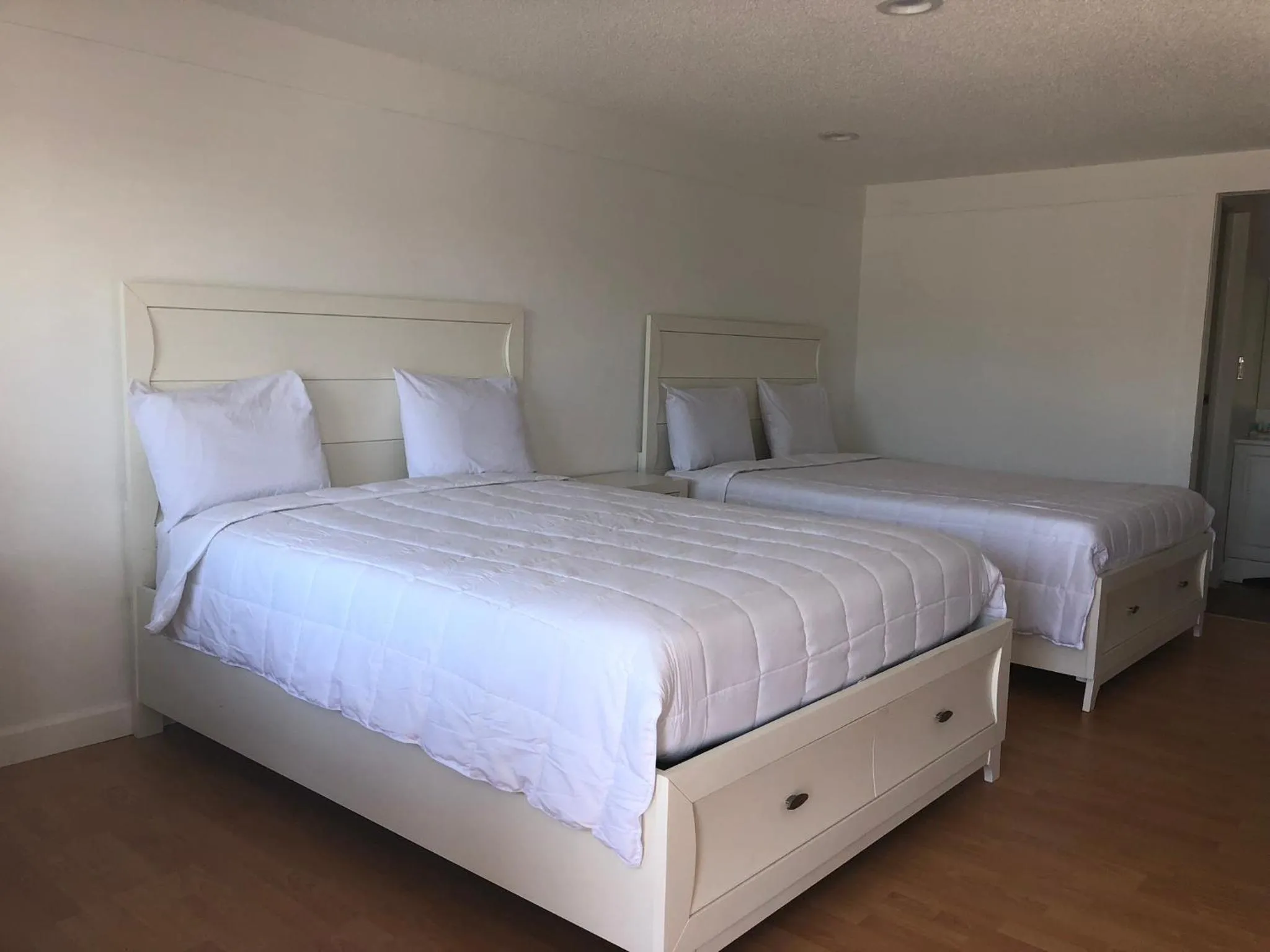 Bed in Spinnaker Inn of Naples