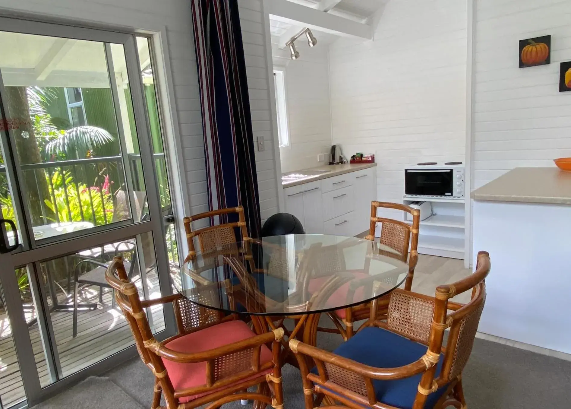 Dining Area in Colonial House Motel