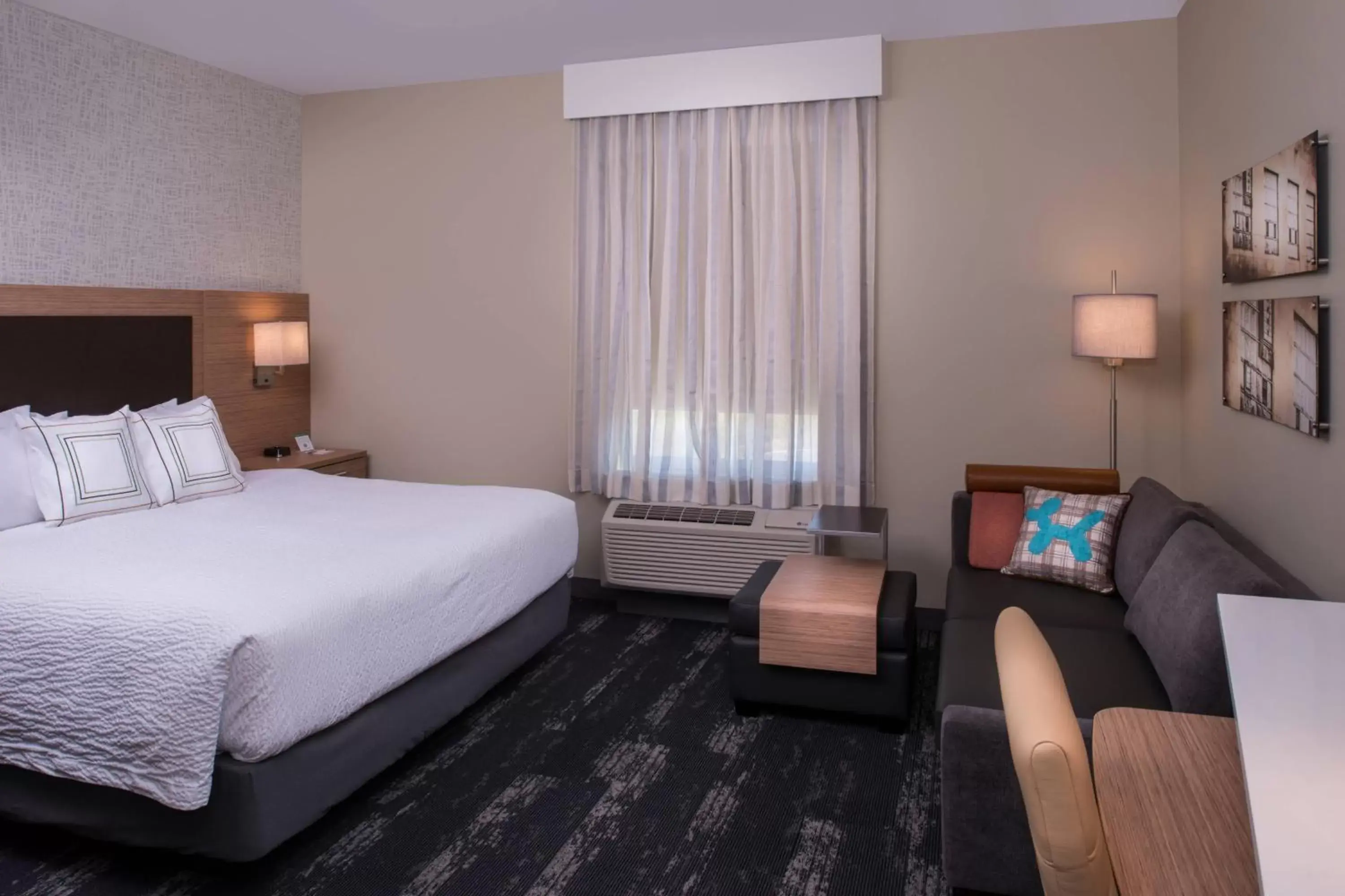 Living room, Bed in TownePlace Suites by Marriott Saskatoon