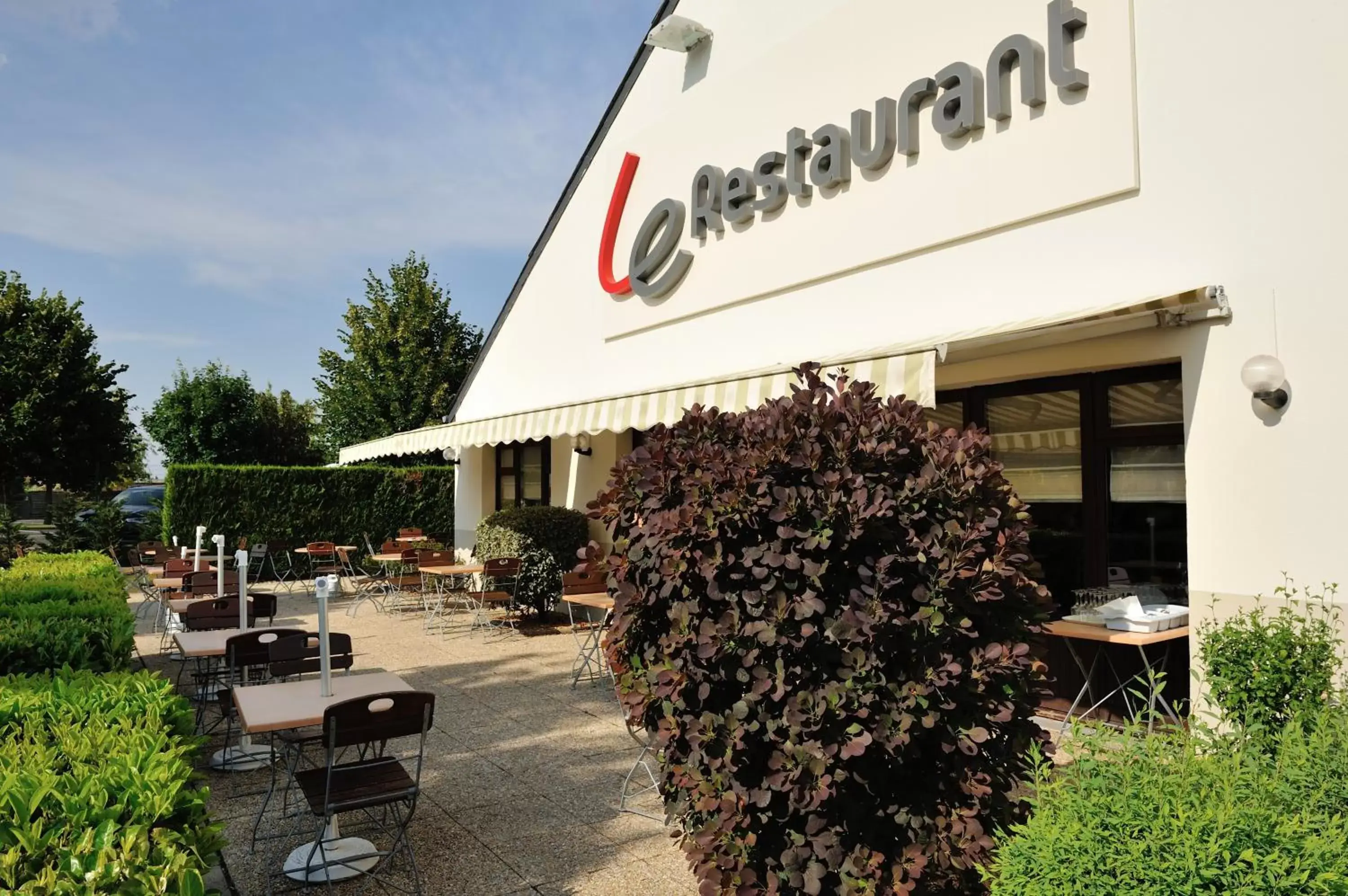 Restaurant/places to eat, Property Building in Campanile Clermont-Ferrand ~ Aubière