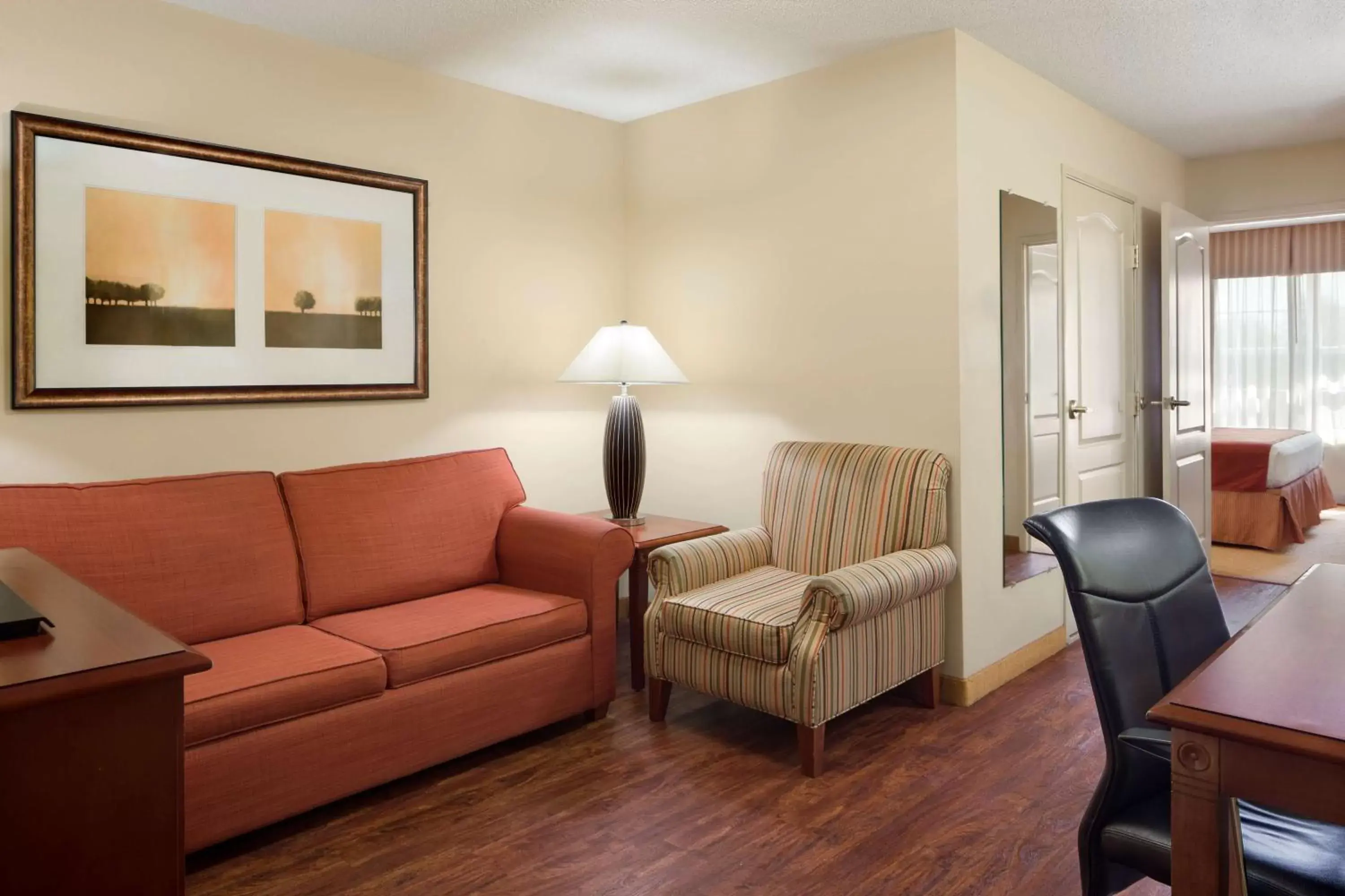 Photo of the whole room, Seating Area in Country Inn & Suites by Radisson, Baltimore North, MD