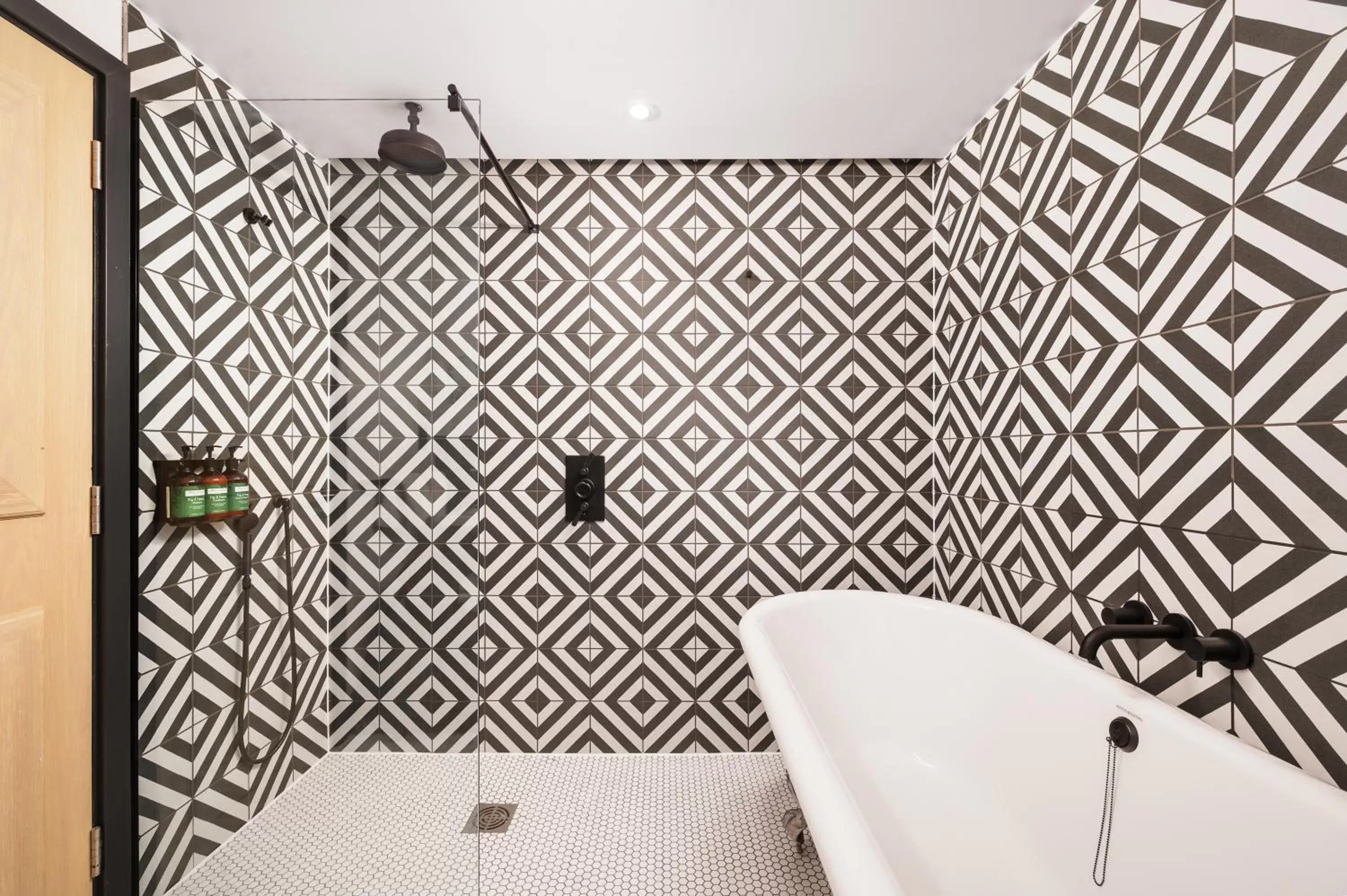 Shower, Bathroom in Staybridge Suites Brighton, an IHG Hotel