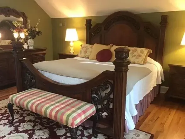 Bedroom, Bed in Red Rocker Inn