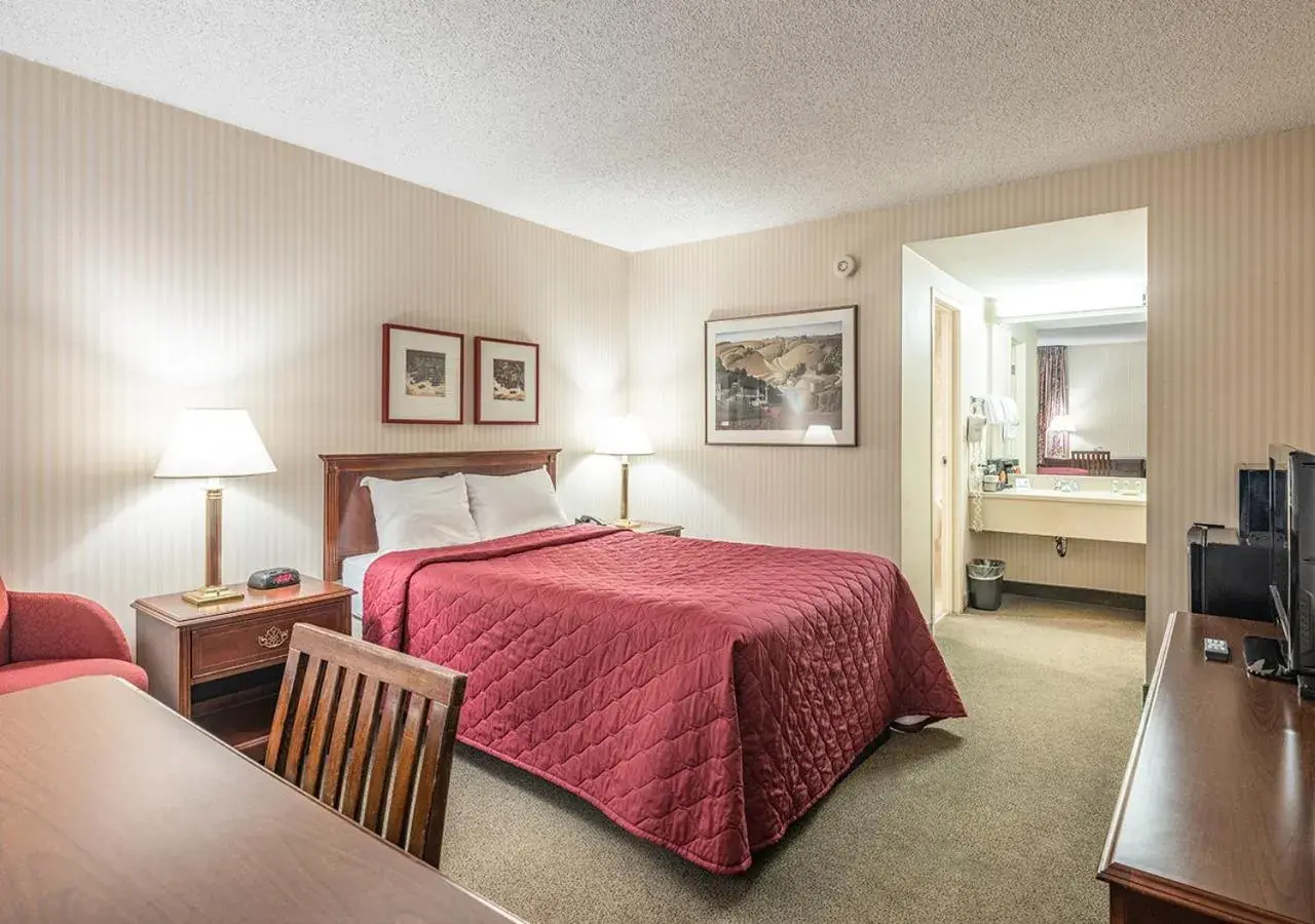 Bathroom, Bed in University Place Hotel