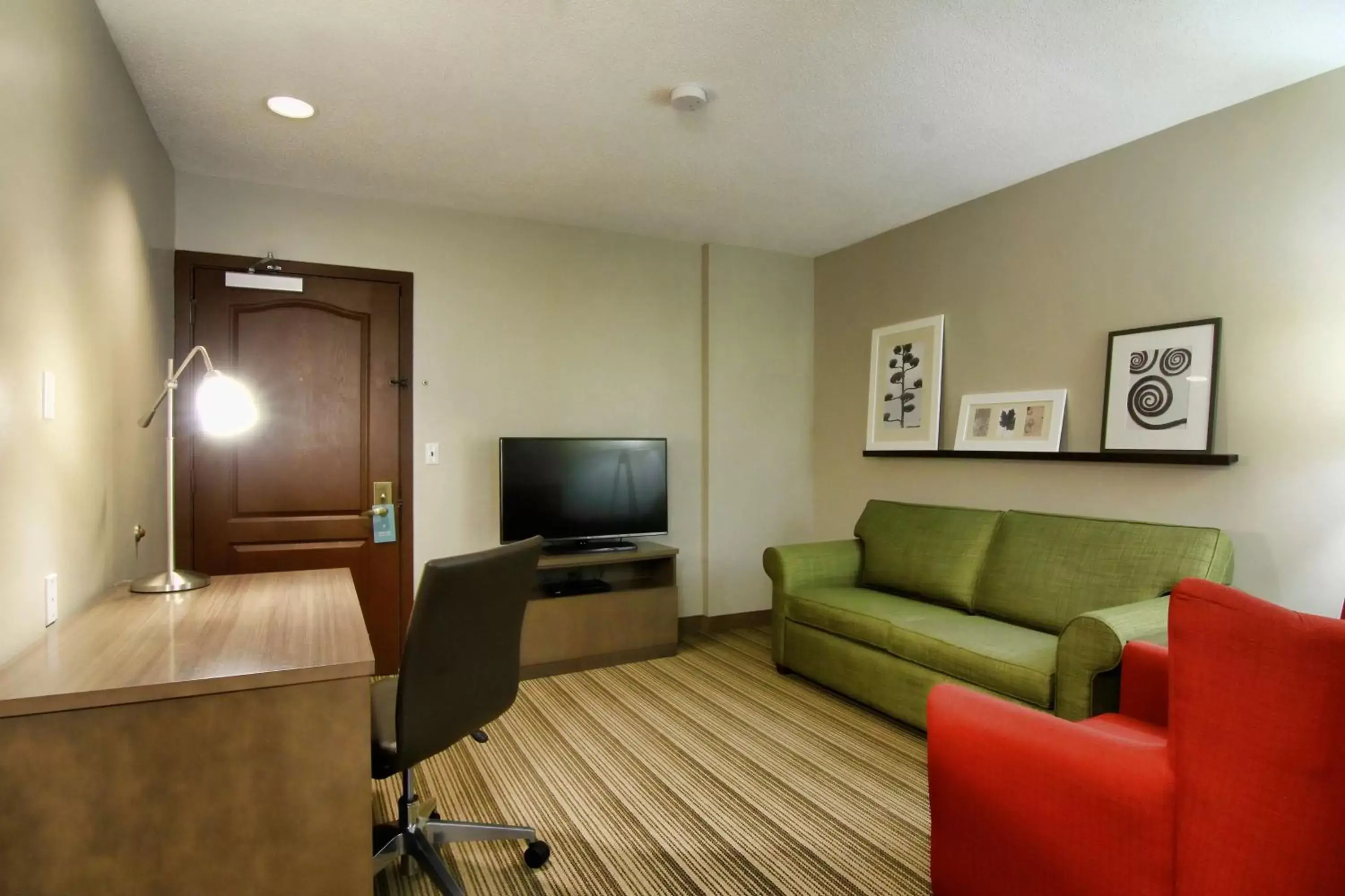 Living room, TV/Entertainment Center in Country Inn & Suites by Radisson, Annapolis, MD