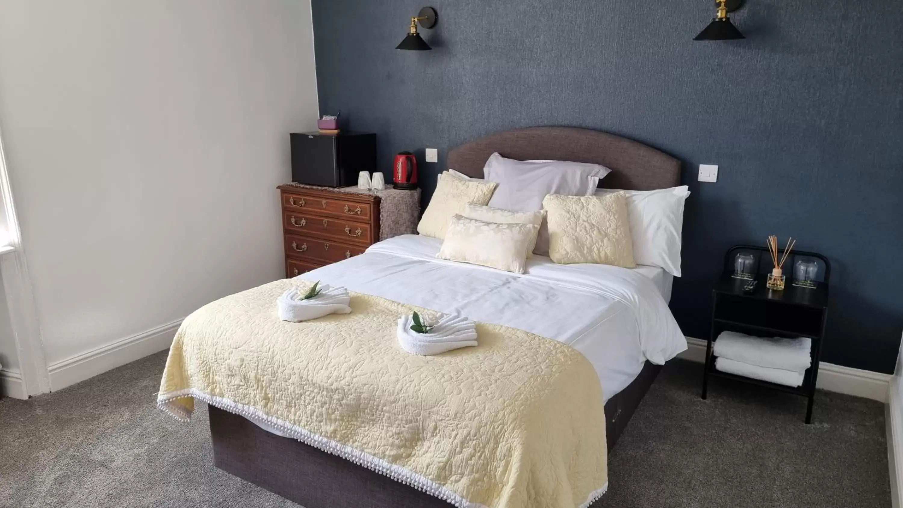 Bedroom, Bed in The Portcullis Hotel