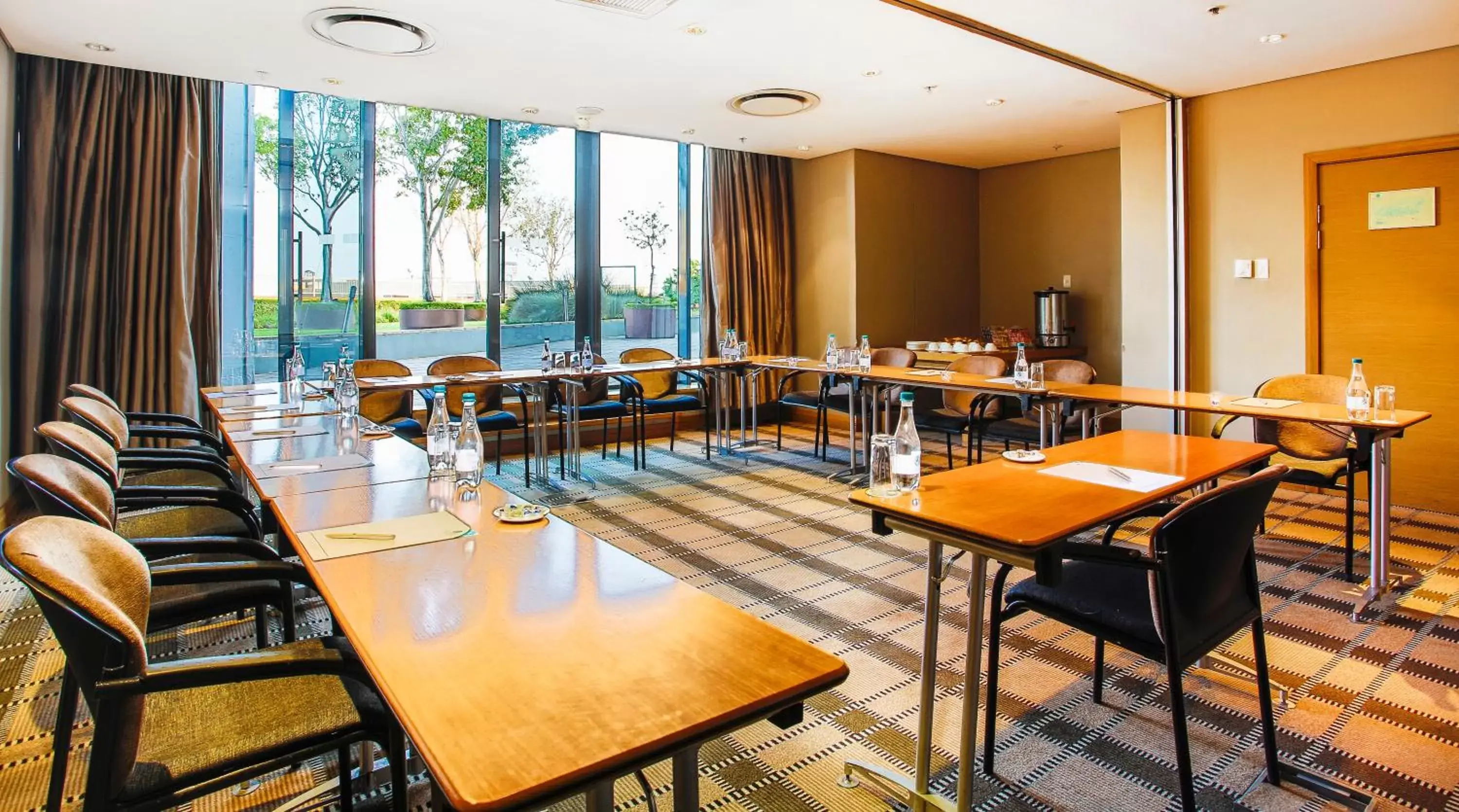 Meeting/conference room, Restaurant/Places to Eat in RH Hotel Pretoria
