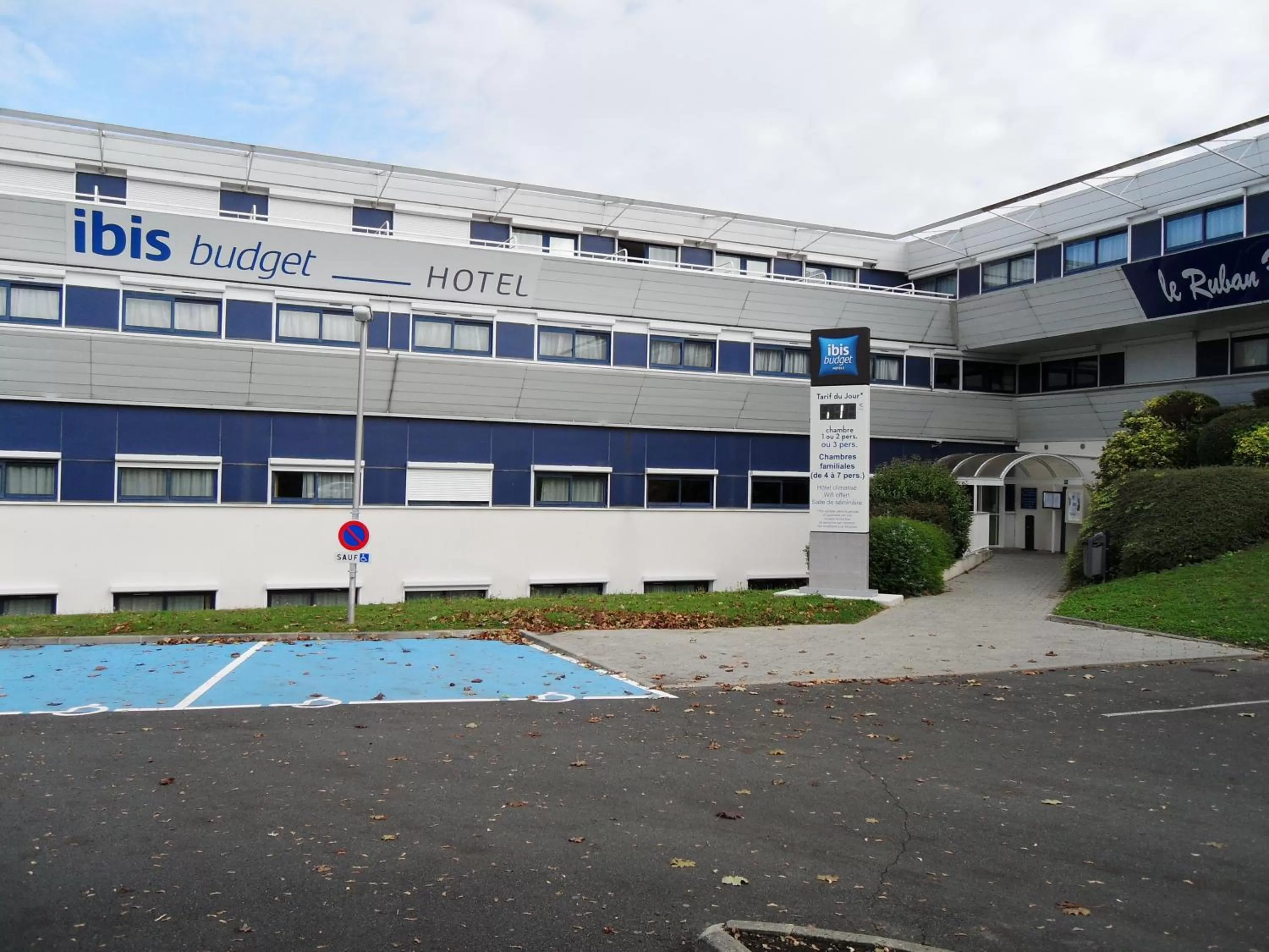 Swimming pool, Property Building in ibis budget Site du Futuroscope