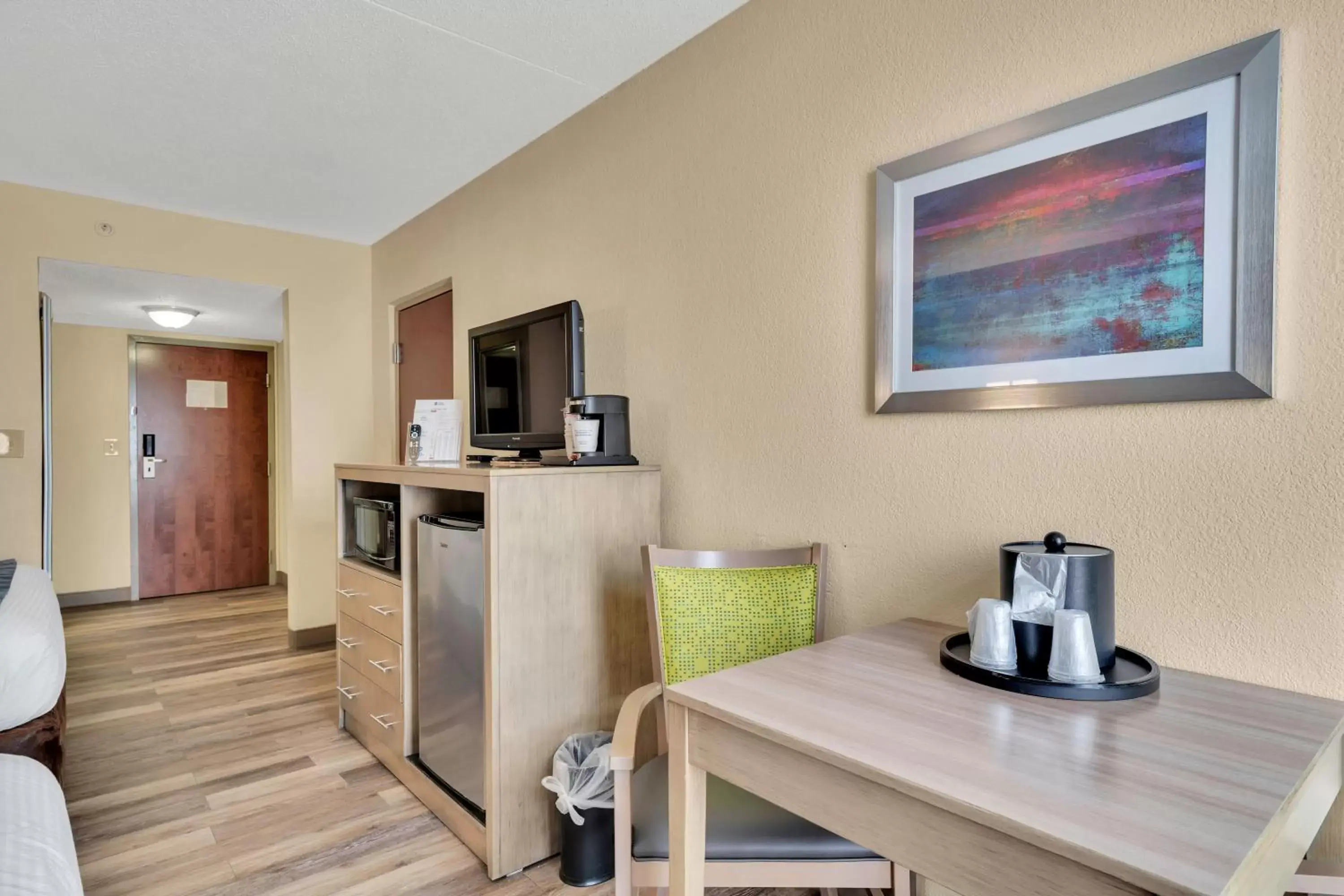 TV and multimedia, Kitchen/Kitchenette in Best Western Hampton Coliseum Inn