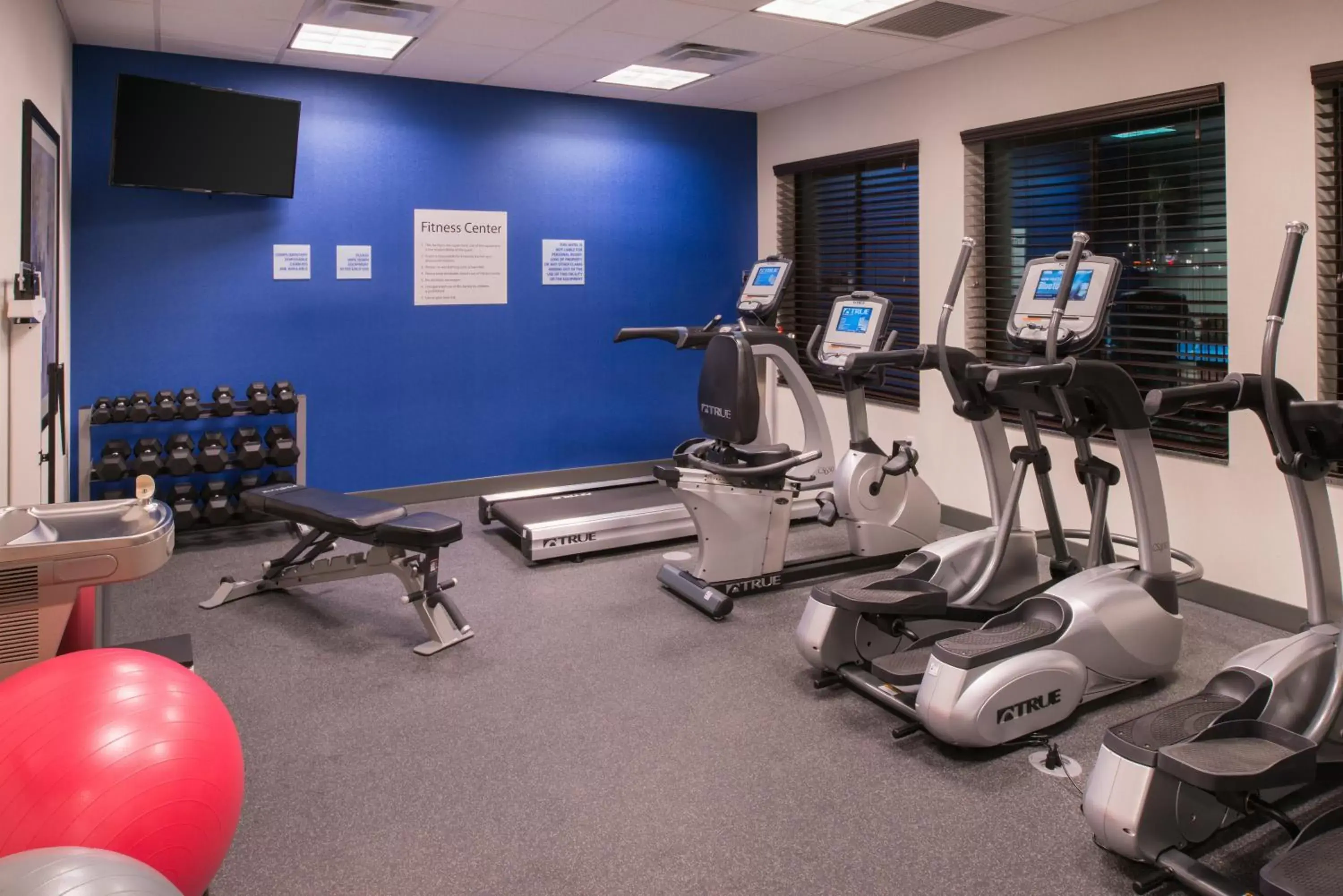 Spa and wellness centre/facilities, Fitness Center/Facilities in Holiday Inn Express & Suites Bakersfield Airport, an IHG Hotel