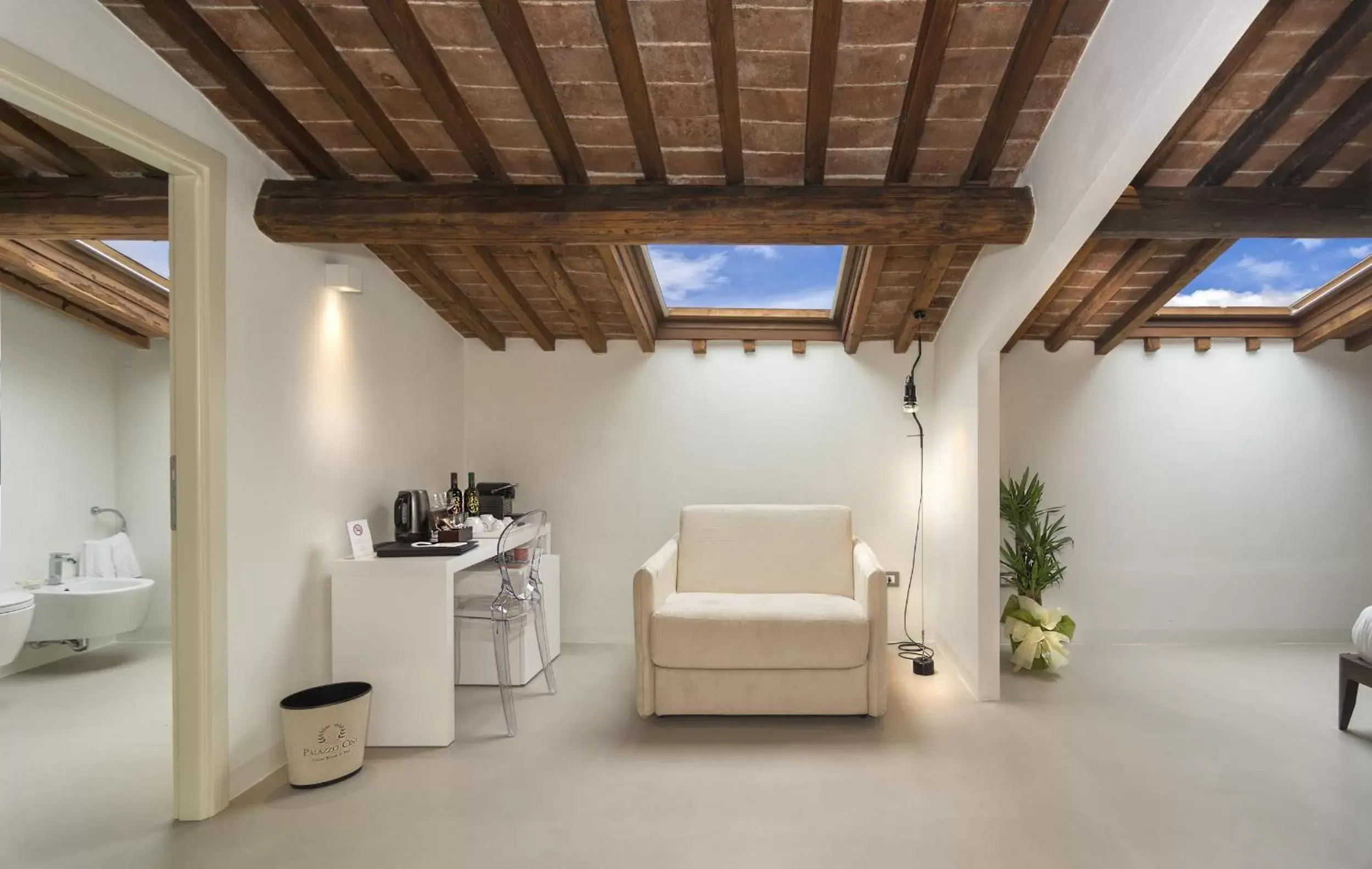 Coffee/tea facilities in Palazzo Cini Luxury Rooms in Pisa