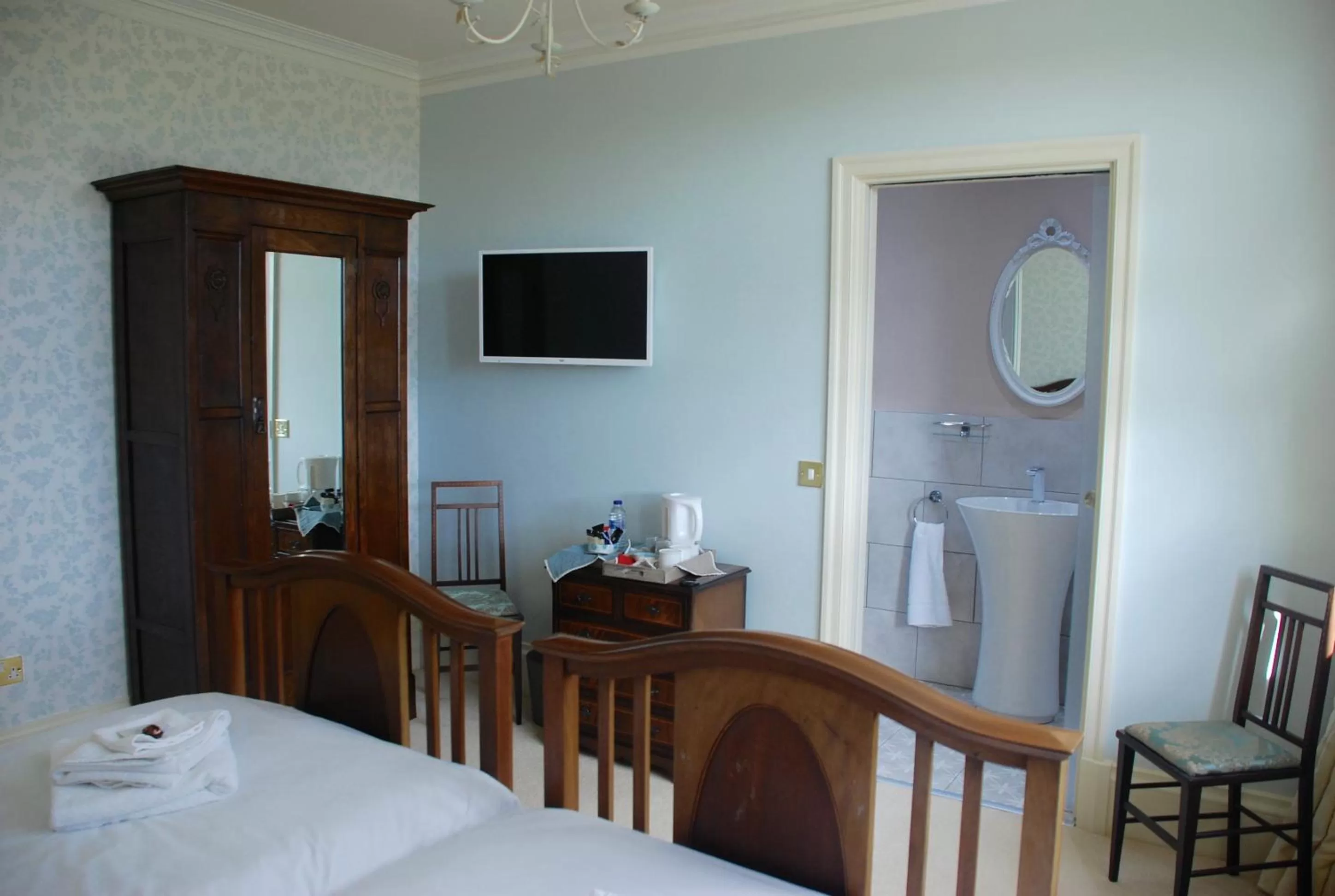 Bed, TV/Entertainment Center in Bowden House B&B