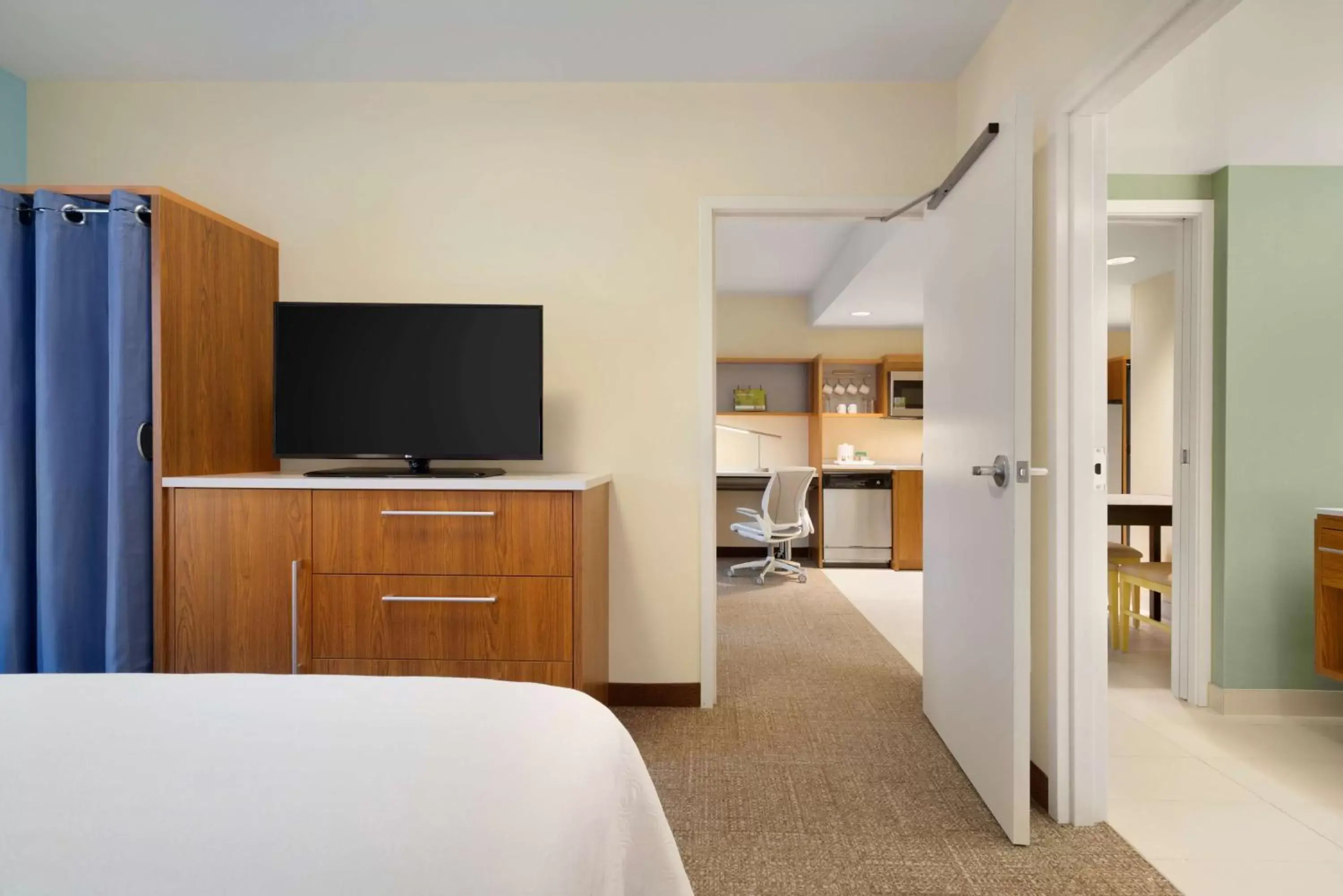 Bed, TV/Entertainment Center in Home2 Suites By Hilton Joliet Plainfield