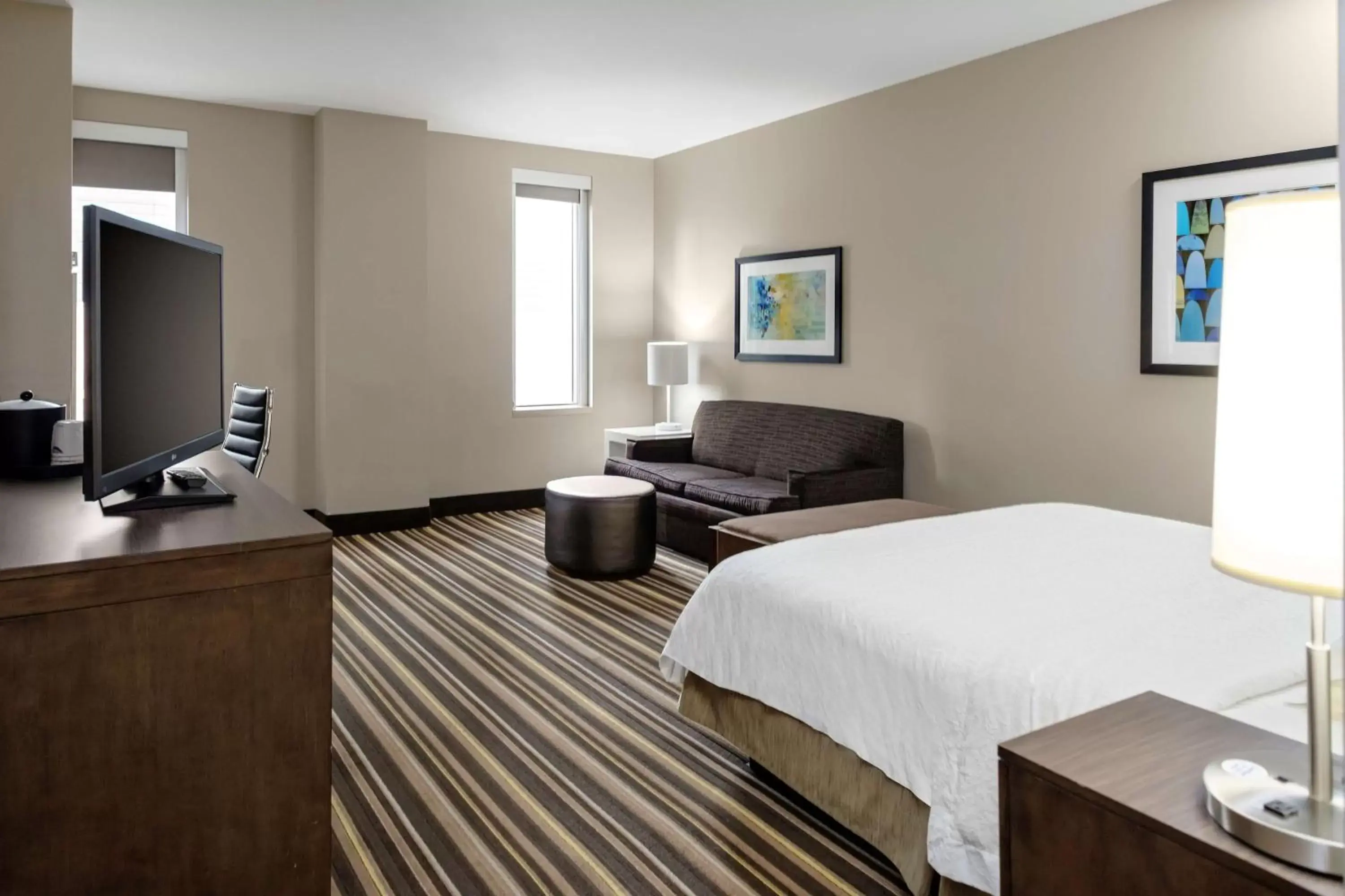 Bed, TV/Entertainment Center in Hampton Inn & Suites Denver Downtown Convention Center