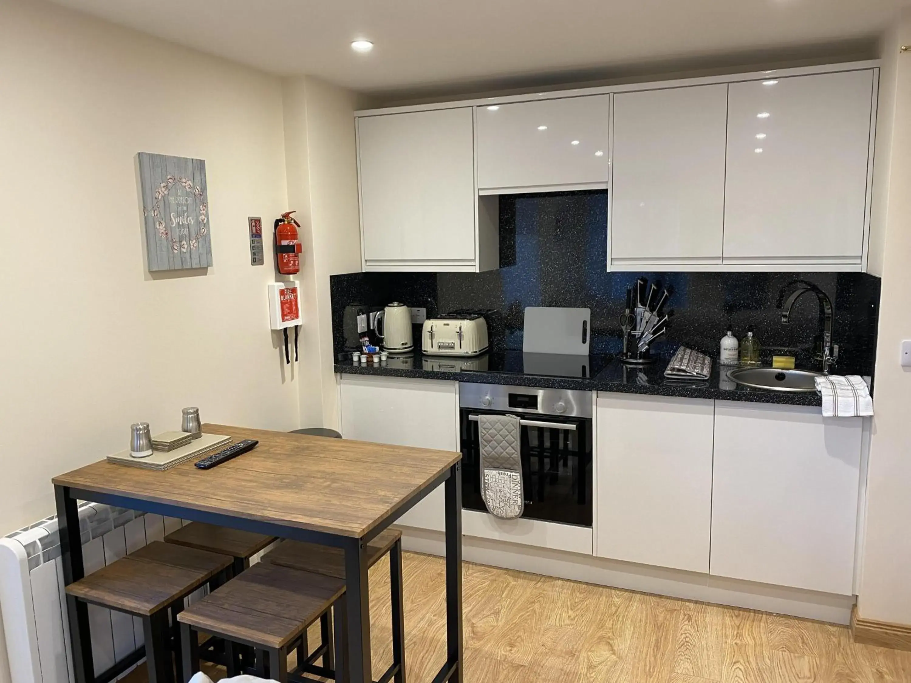 Kitchen or kitchenette, Kitchen/Kitchenette in Waverley Inn Apartments
