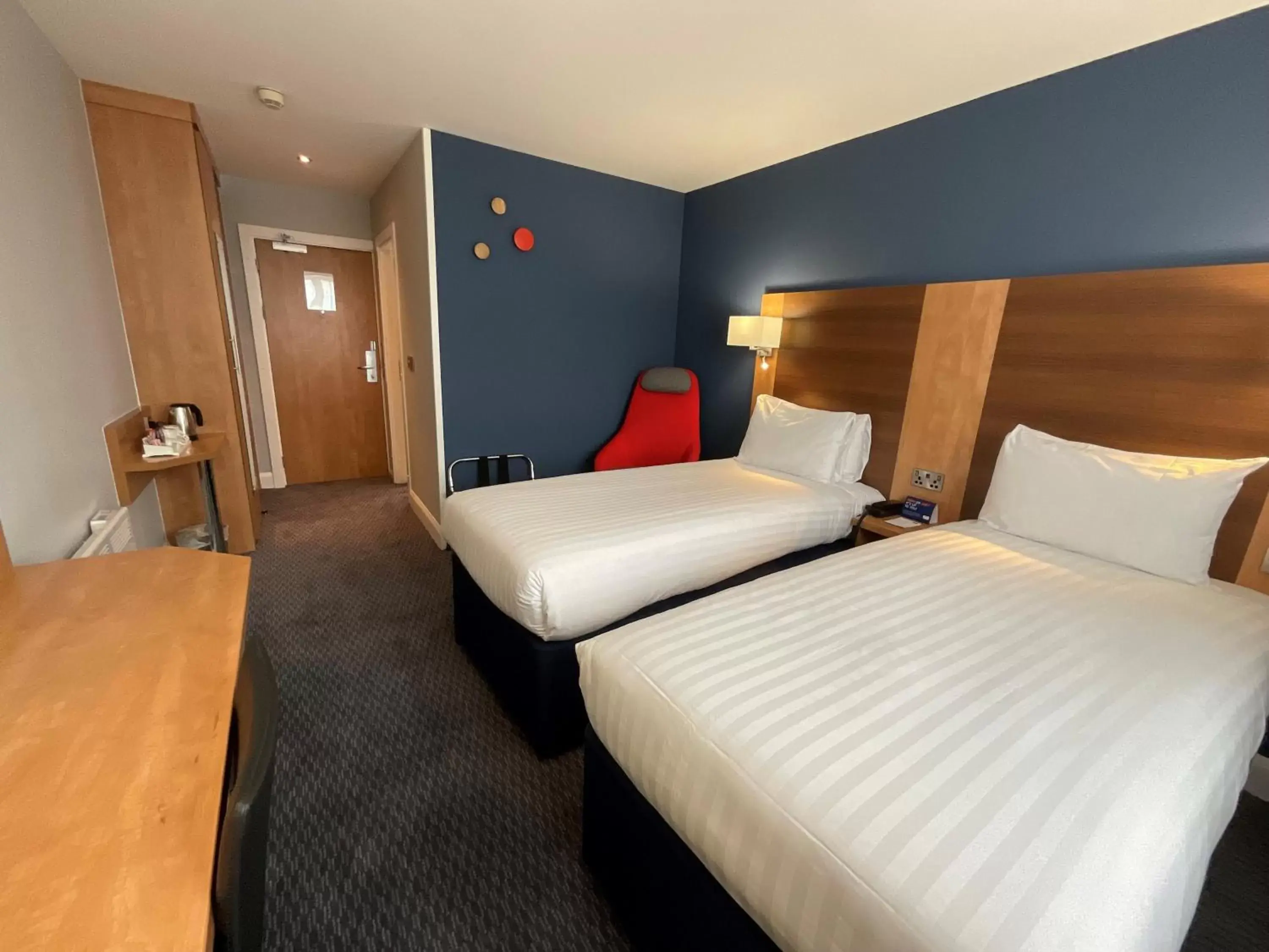 Bed in Holiday Inn Express Nuneaton, an IHG Hotel