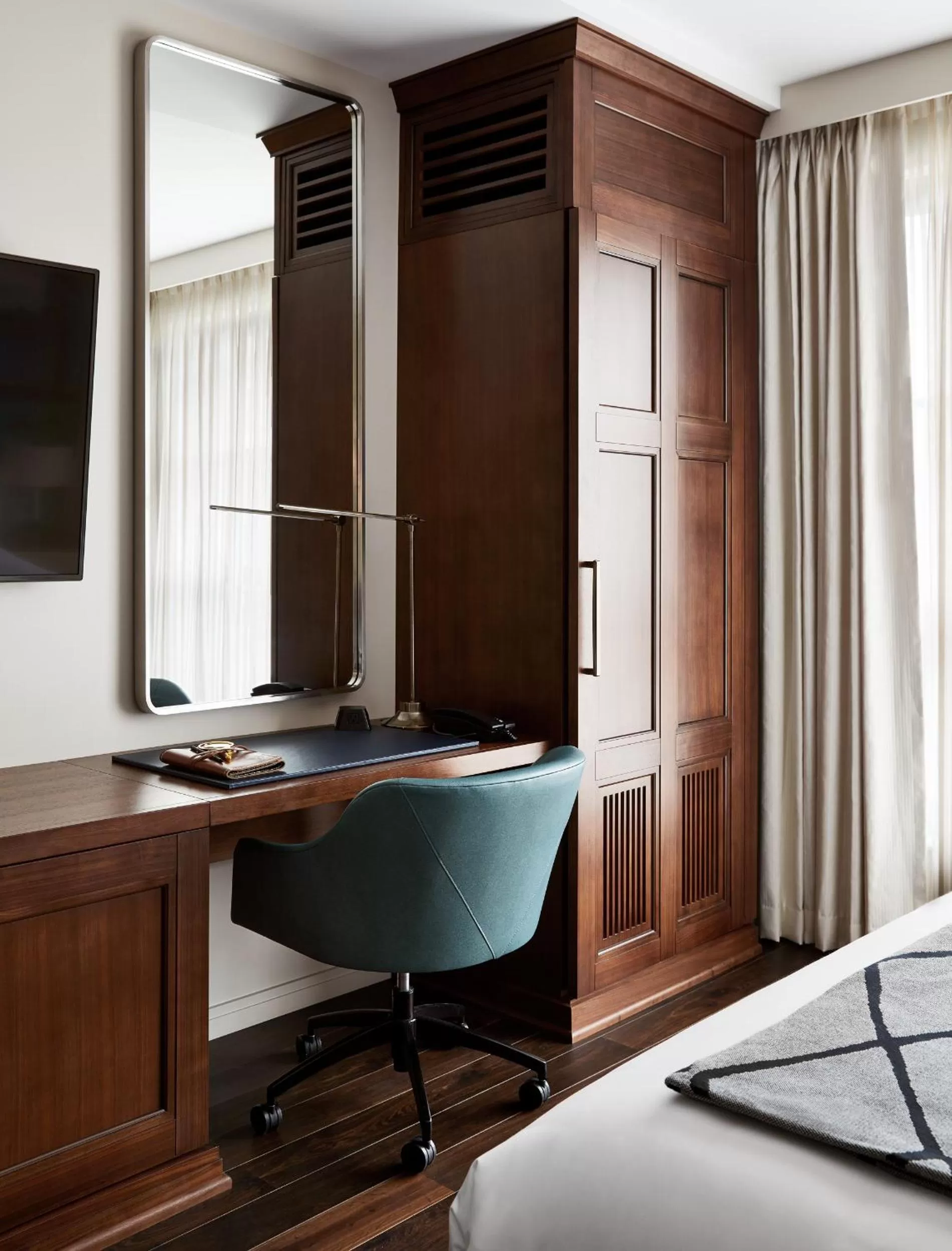 Seating area, Bed in Sophy Hyde Park