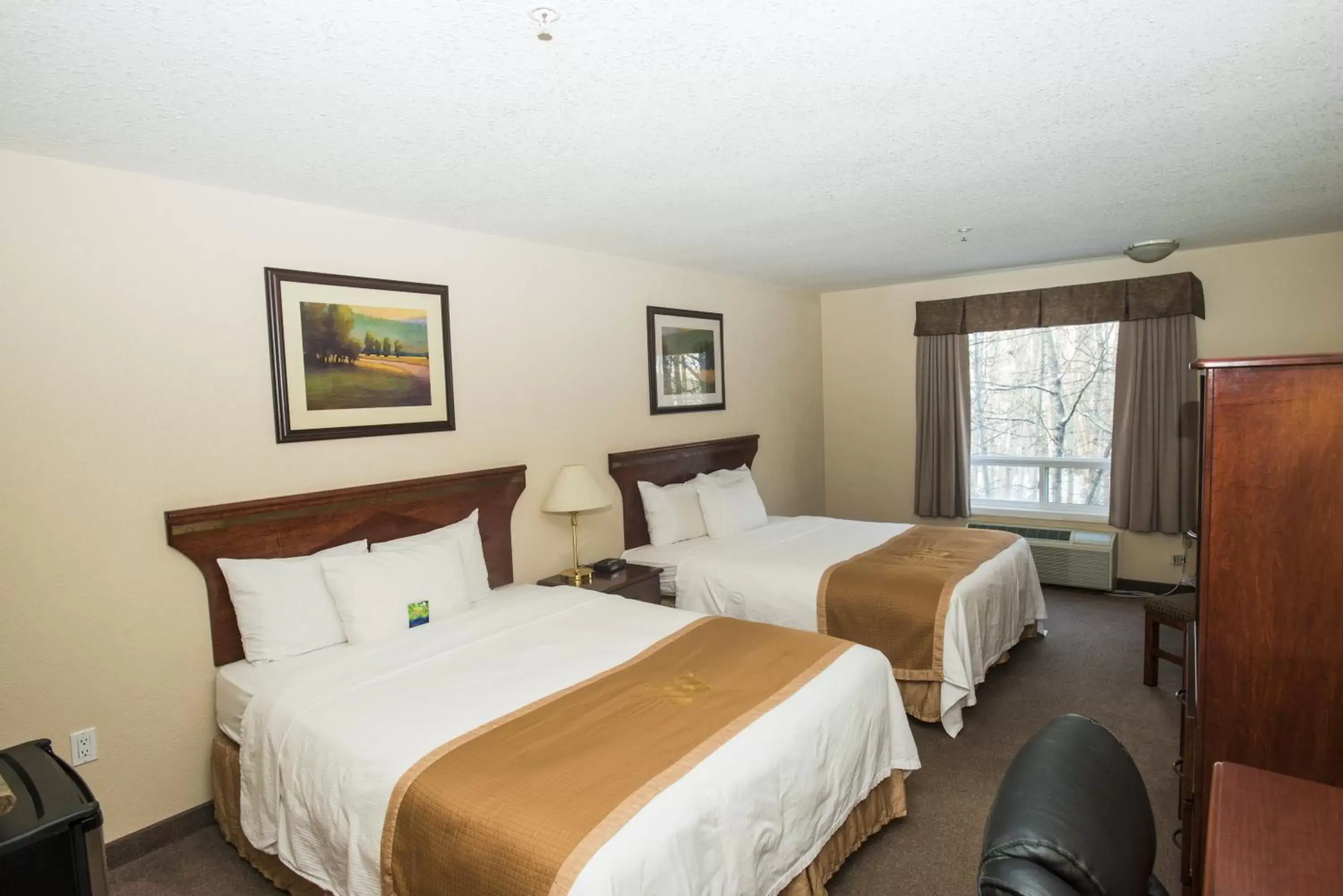 Bed in Lakeview Inns & Suites - Chetwynd