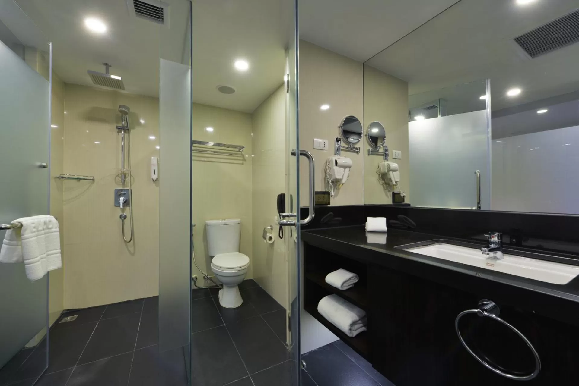 Bathroom in Hotel Royal Bangkok