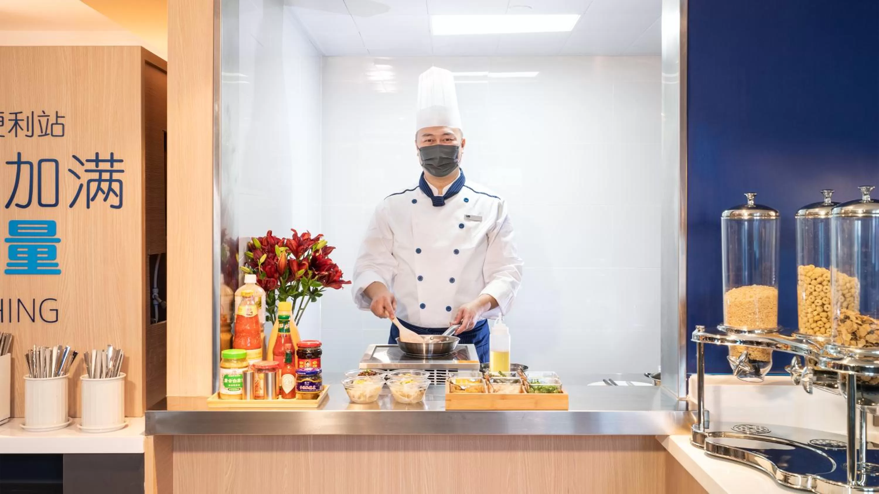 Restaurant/places to eat in Holiday Inn Express Qingdao City Center by IHG