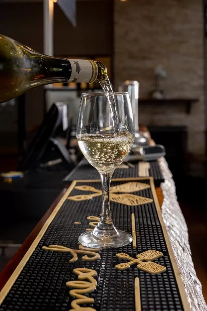 Restaurant/places to eat, Drinks in Crown Hotel Motel