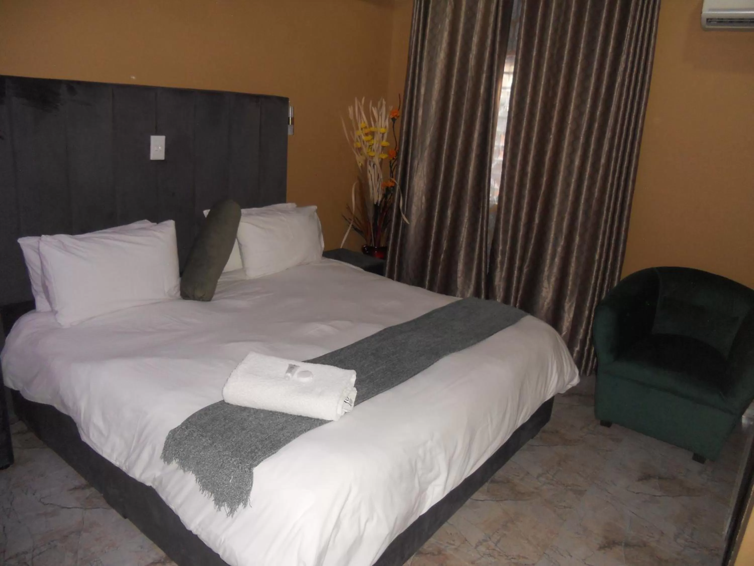 Bed in Gold Crown International Hotel Johannesburg