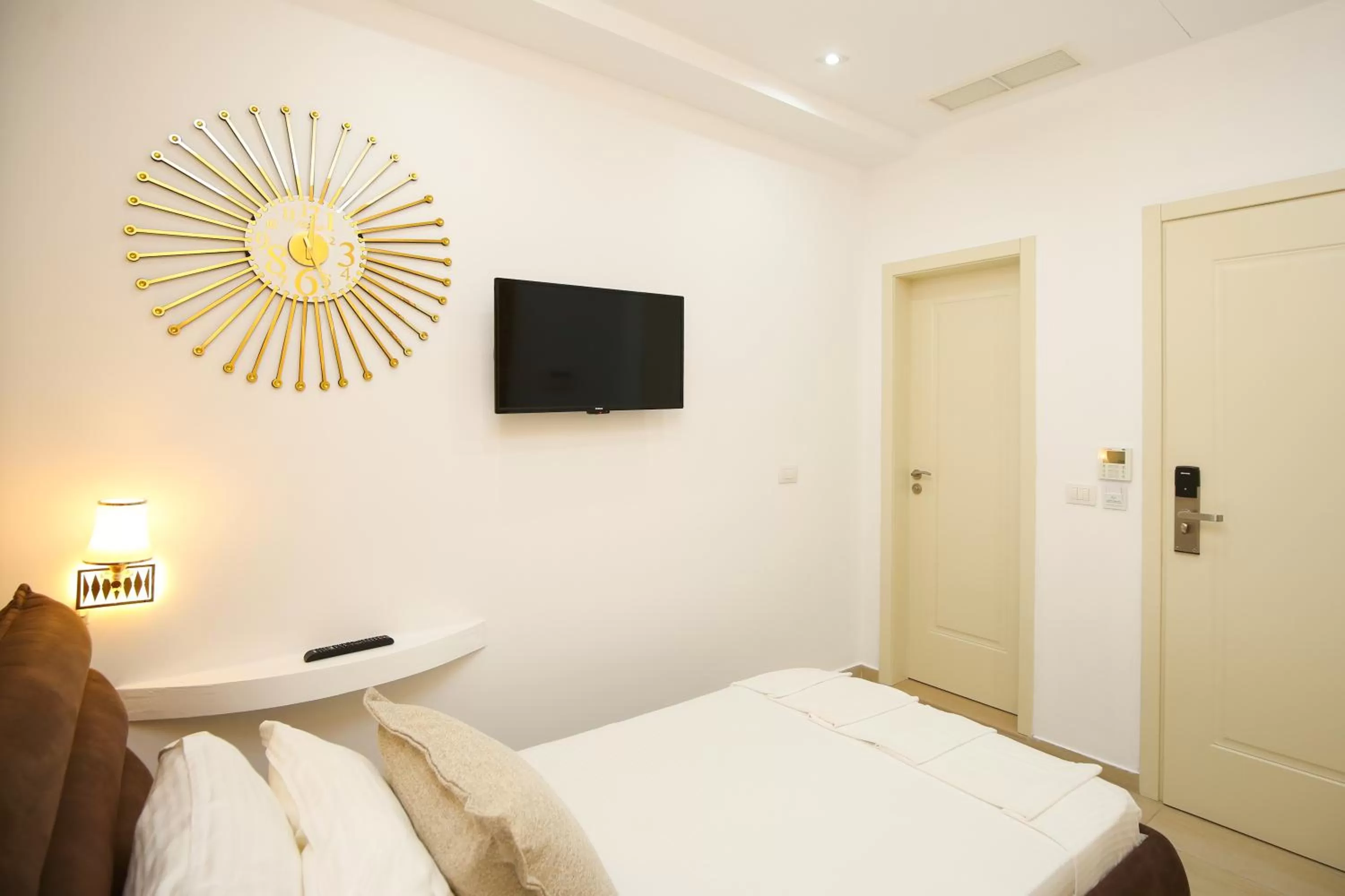 TV and multimedia in Noar Boutique Hotel
