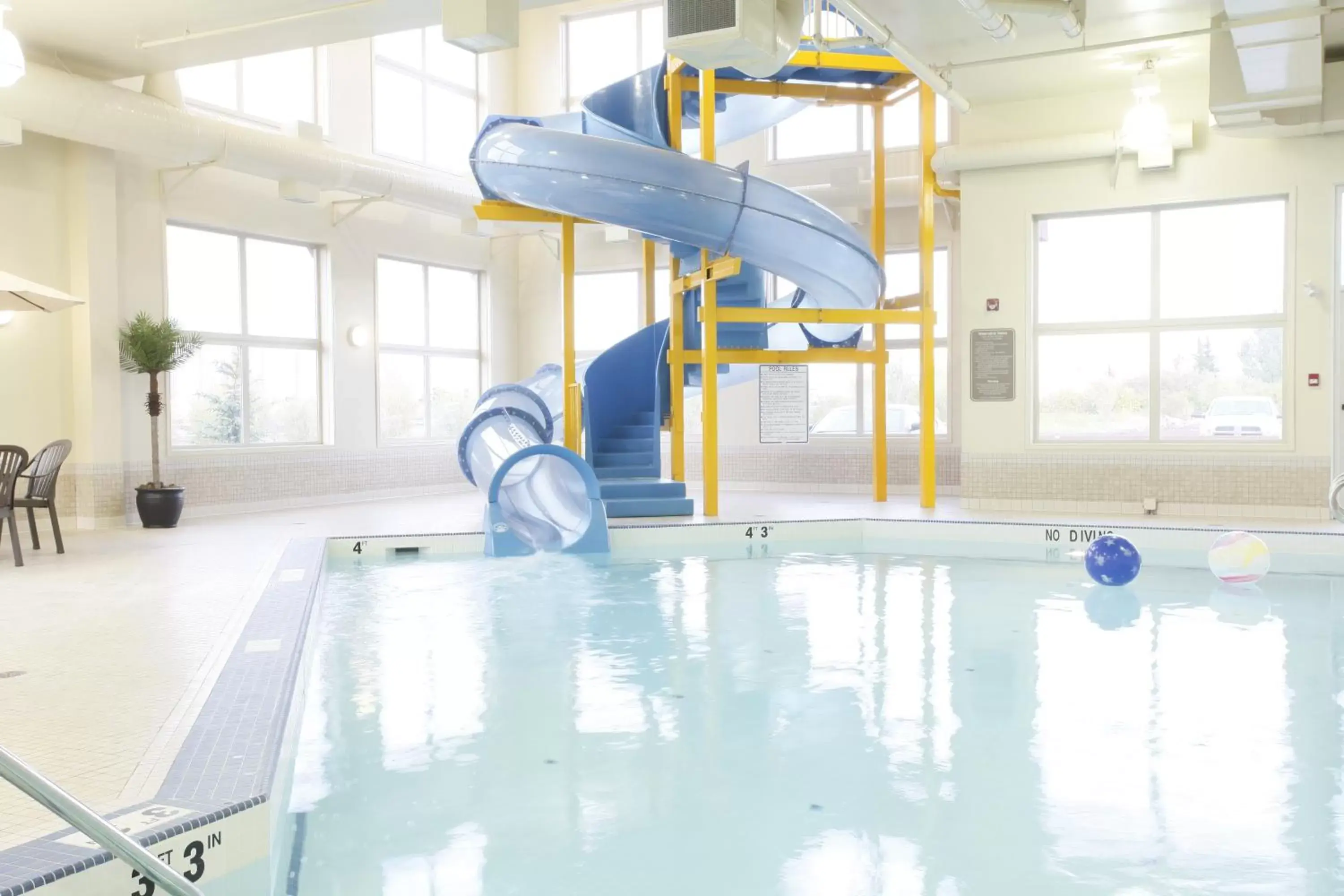 Swimming pool, Water Park in Vegreville Suites