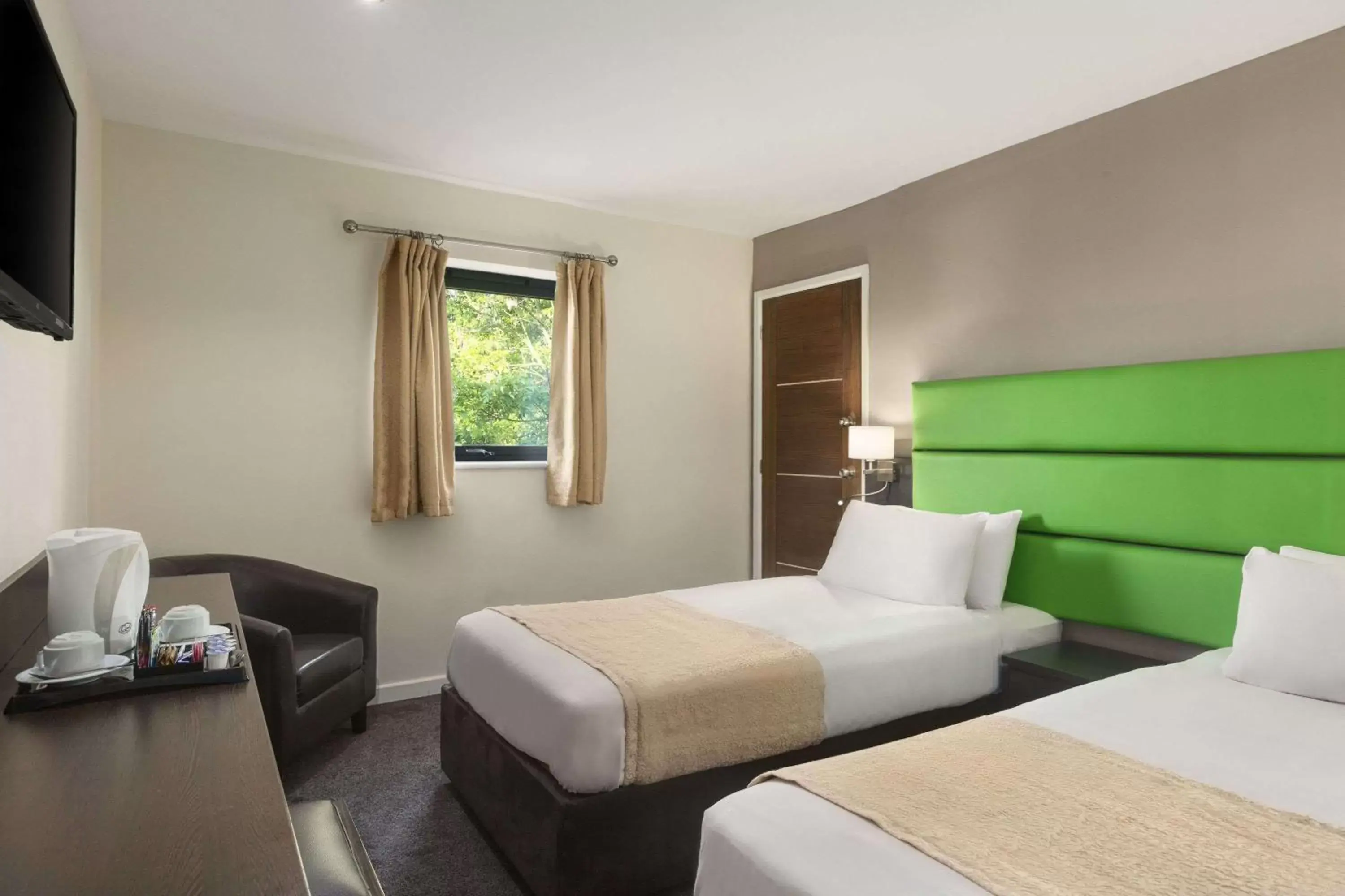 Photo of the whole room, Bed in Ramada Birmingham Oldbury M5 J2 Photo of the whole room, Bed in Ramada Birmingham Oldbury M5 J2