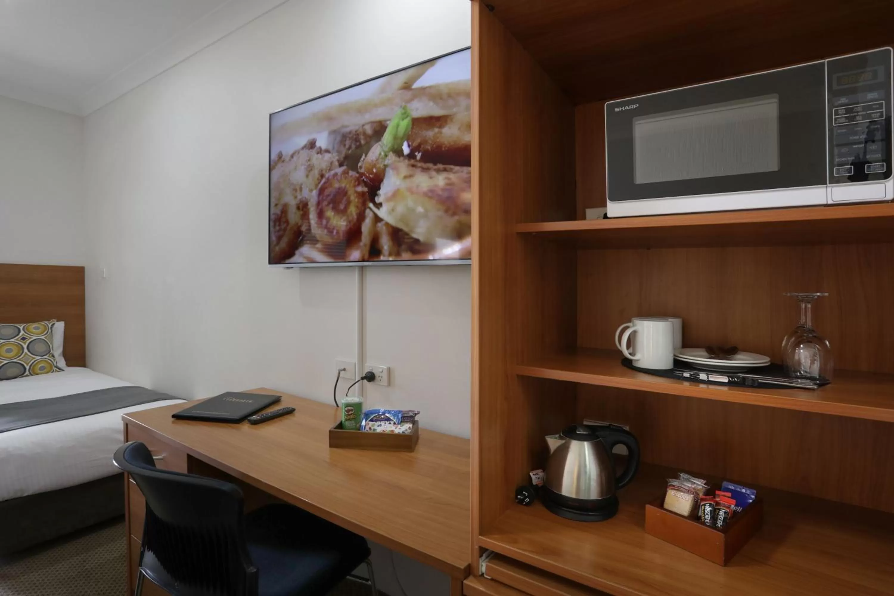 Bed in Cadman Motor Inn and Apartments