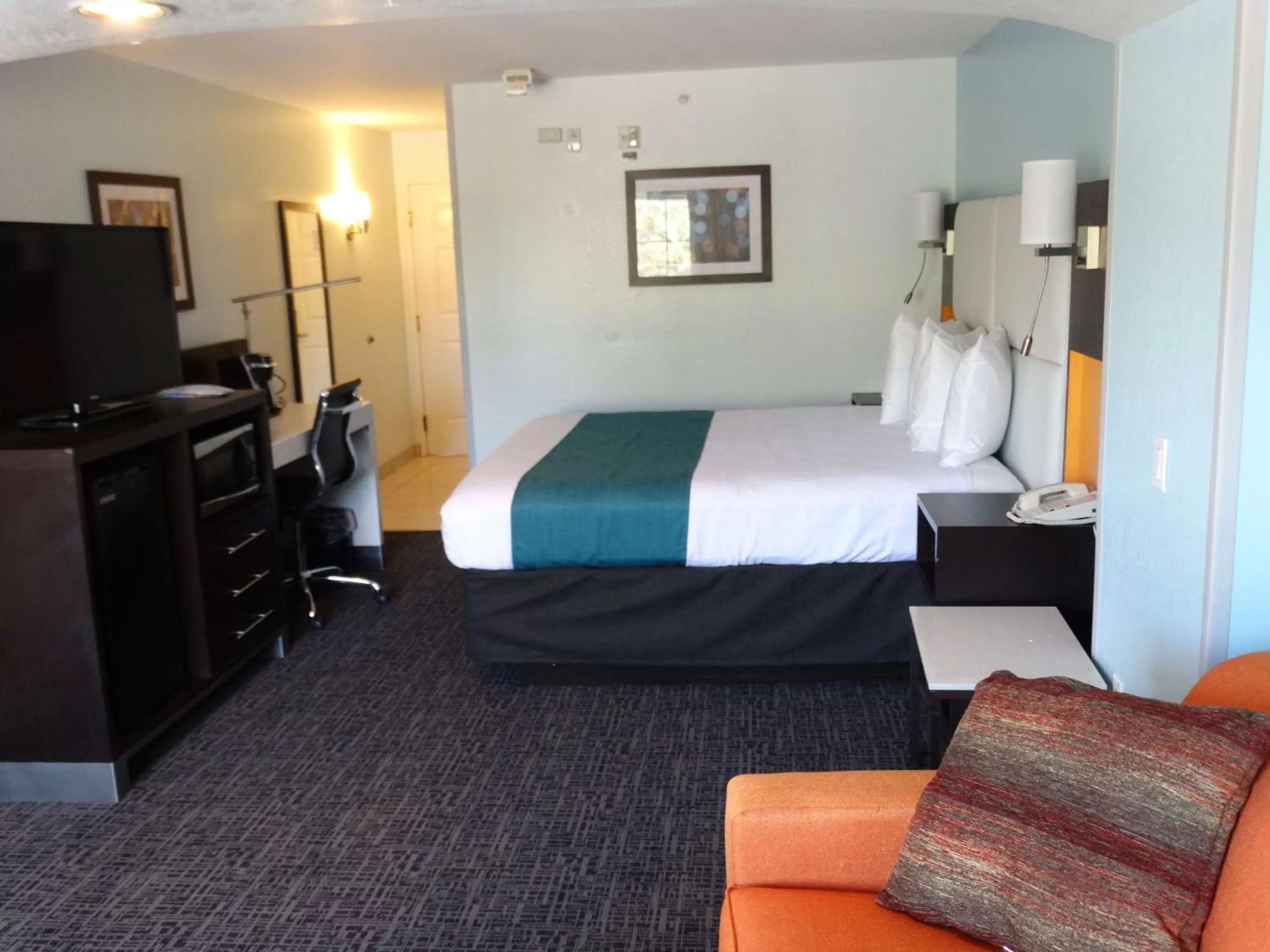 Photo of the whole room, Bed in Best Western Plus Orlando Lake Buena Vista South Inn & Suites