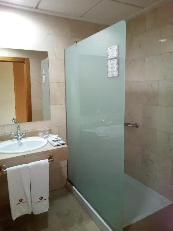 Shower, Bathroom in Olimpia Hoteles