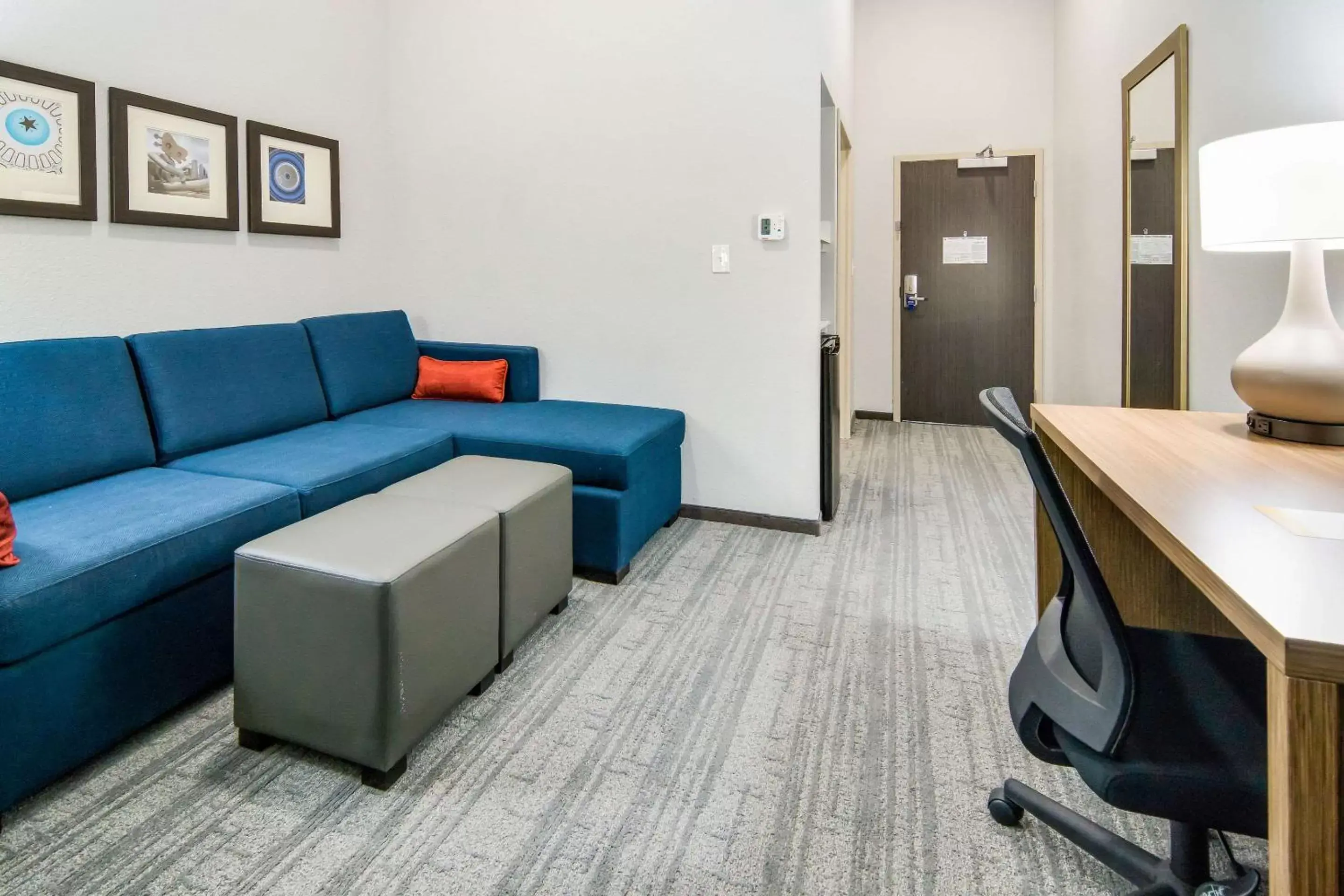 Photo of the whole room, Seating Area in Comfort Suites DeSoto Dallas South