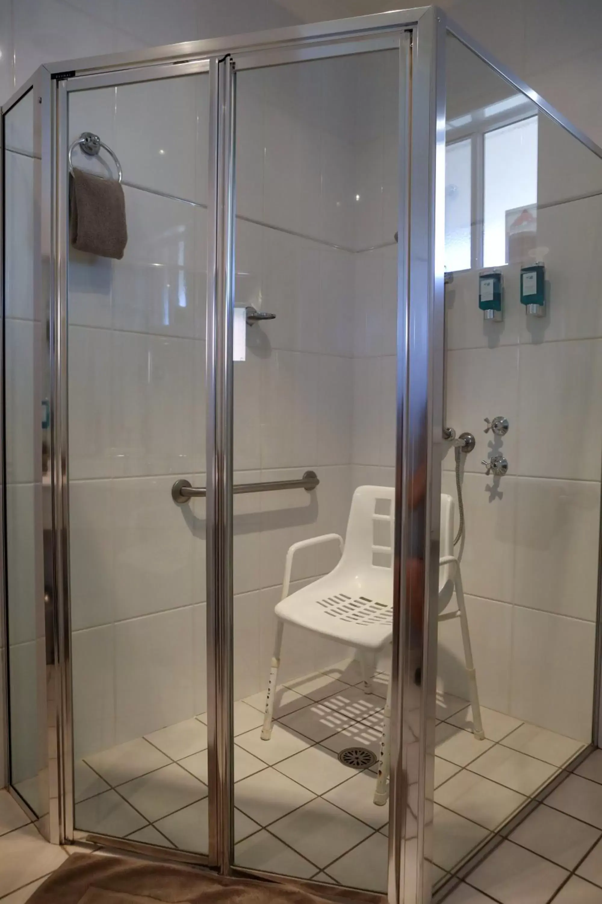 Bathroom in Akuna Motor Inn and Apartments
