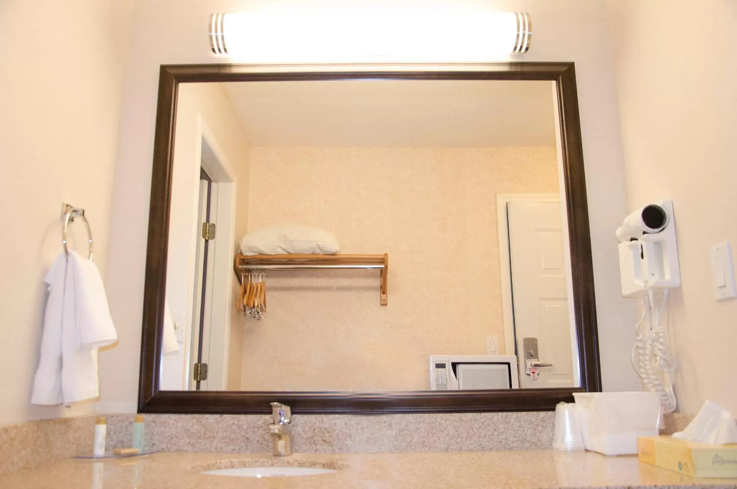 Bathroom in Best Budget Inn & Suites Kamloops
