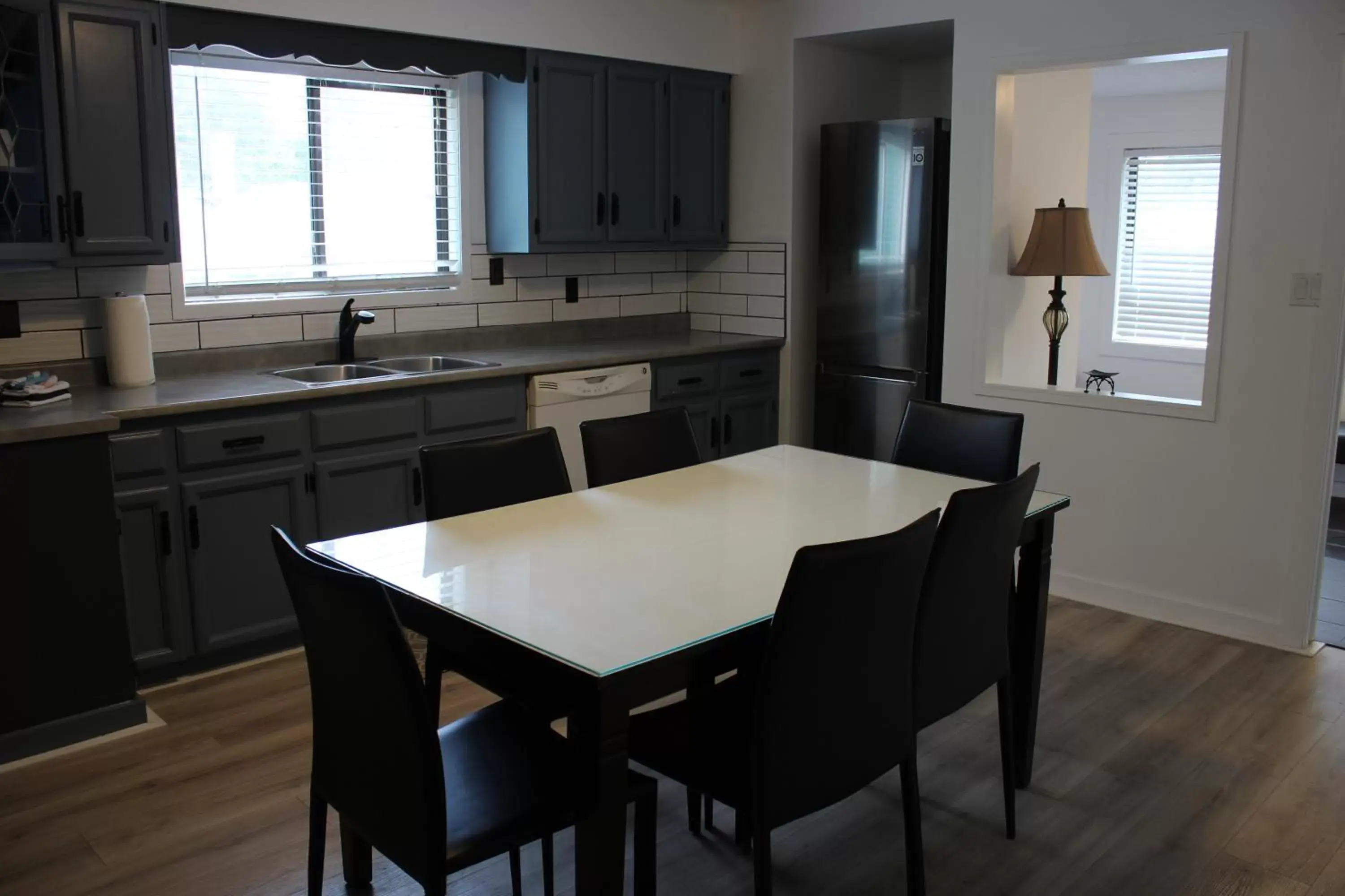 Kitchen or kitchenette, Dining Area in Riverside Resort