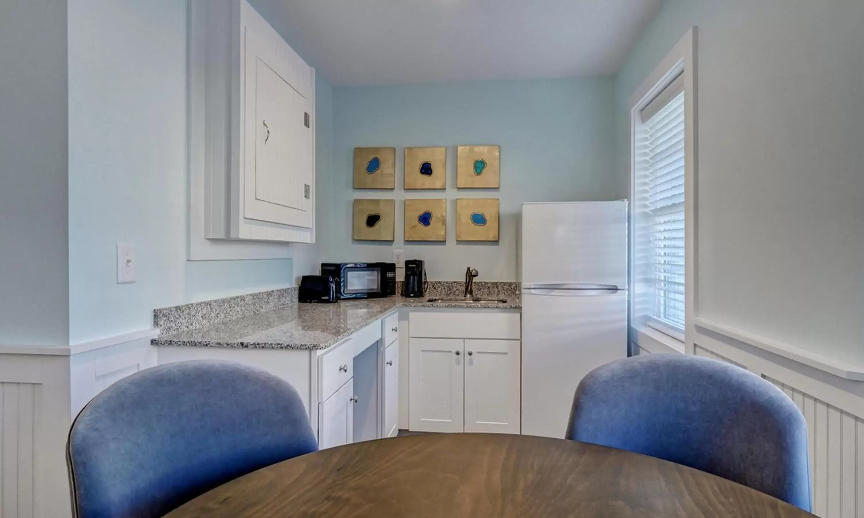 Kitchen or kitchenette, Kitchen/Kitchenette in Loggerhead Inn and Suites by Carolina Retreats